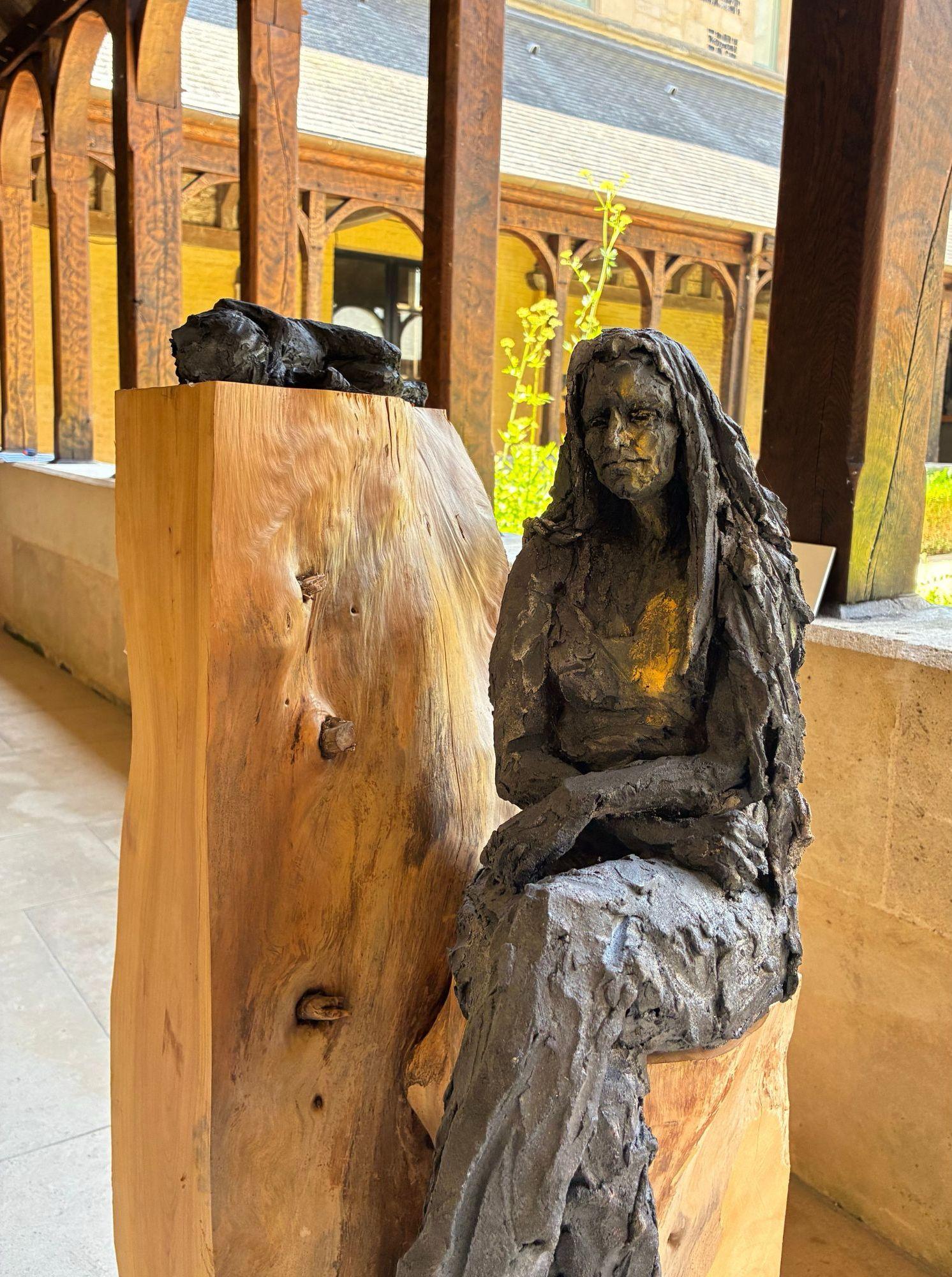 Tire d'aile (avec Natacha) von Cécile Raynal - Skulptur aus Steingut, Holz, Pigment im Angebot 2