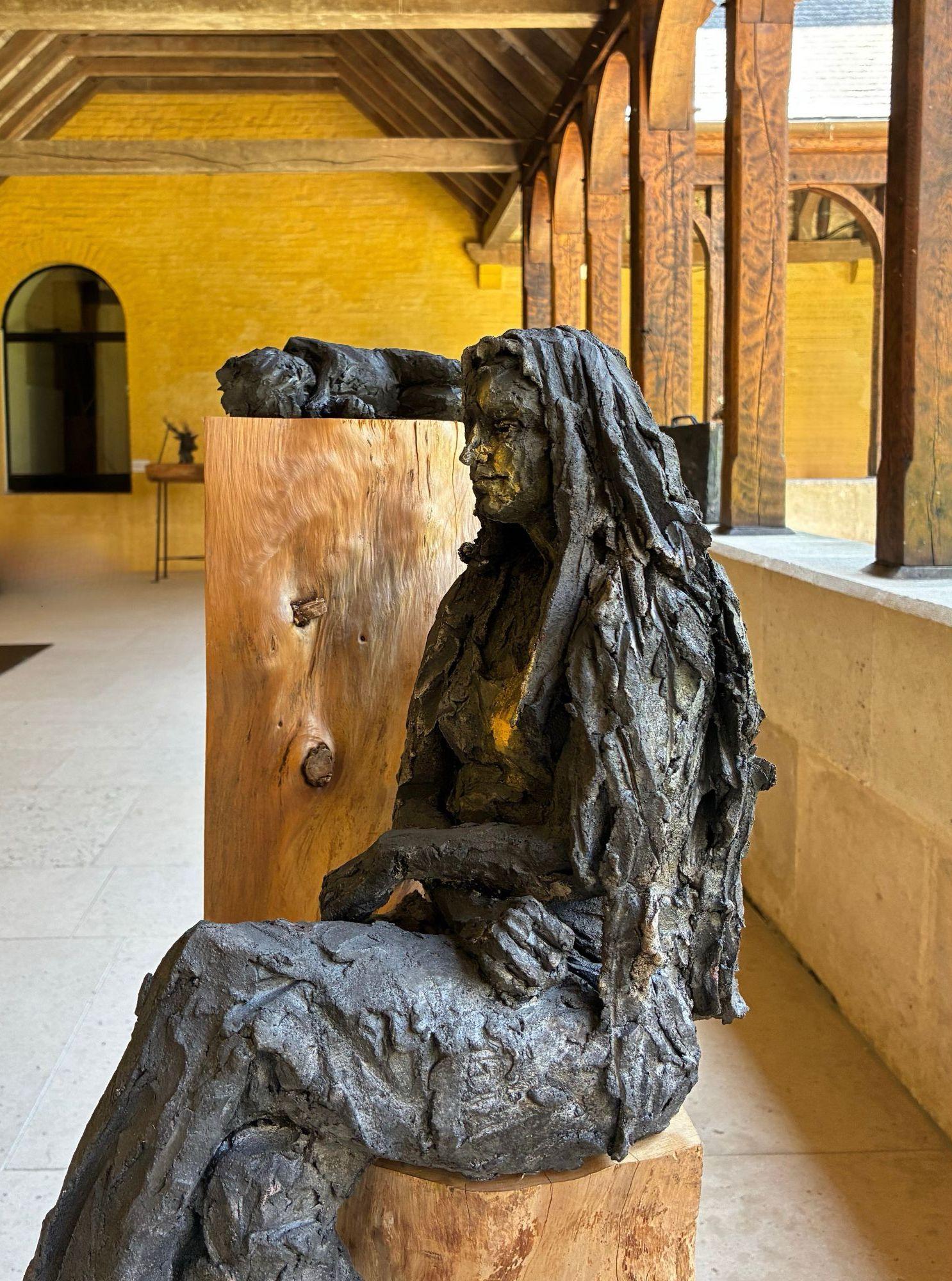 Tire d'aile (avec Natacha) von Cécile Raynal - Skulptur aus Steingut, Holz, Pigment im Angebot 3