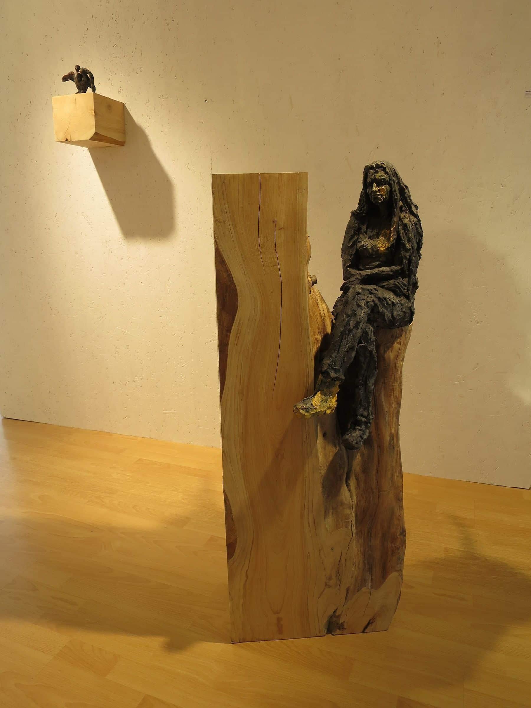 Tire d'aile (avec Natacha) von Cécile Raynal - Skulptur aus Steingut, Holz, Pigment im Angebot 5
