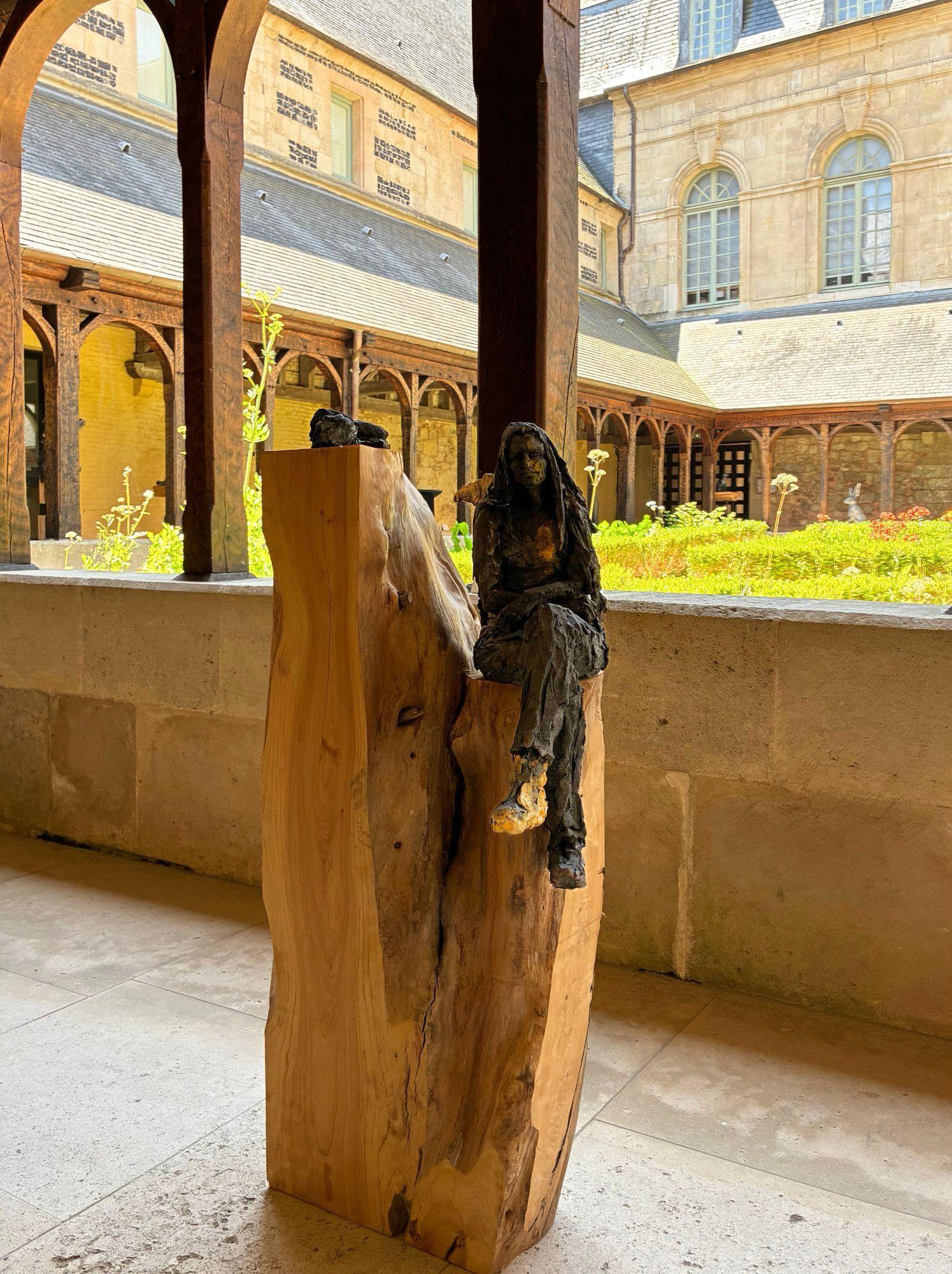 Tire d'aile (avec Natacha) von Cécile Raynal - Skulptur aus Steingut, Holz, Pigment im Angebot 6