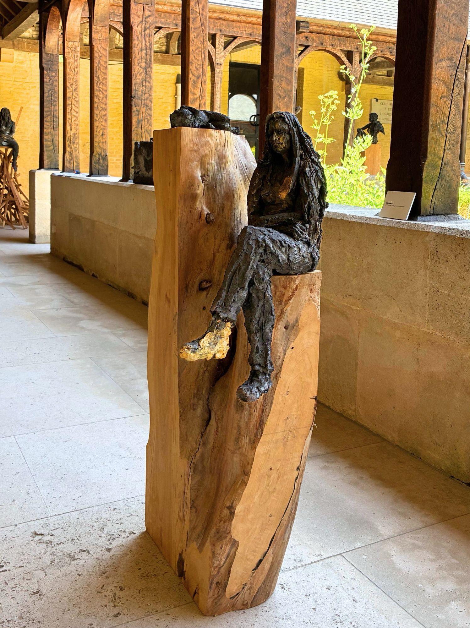 Tire d'aile (avec Natacha) von Cécile Raynal - Skulptur aus Steingut, Holz, Pigment im Angebot 7