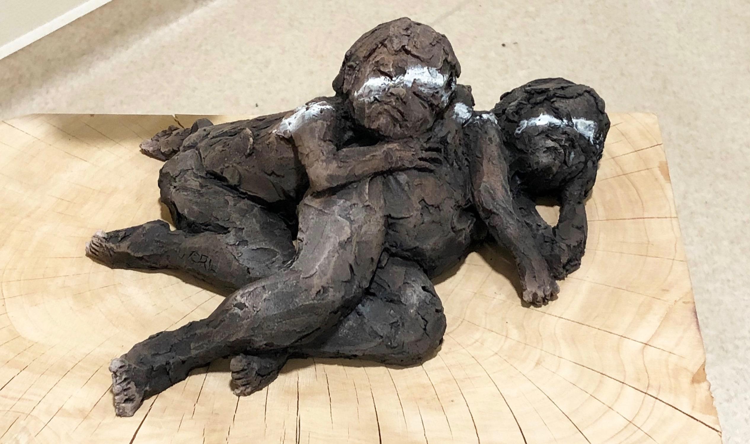 Cécile Raynal Figurative Sculpture - Two babies - Ceramic Sculpture