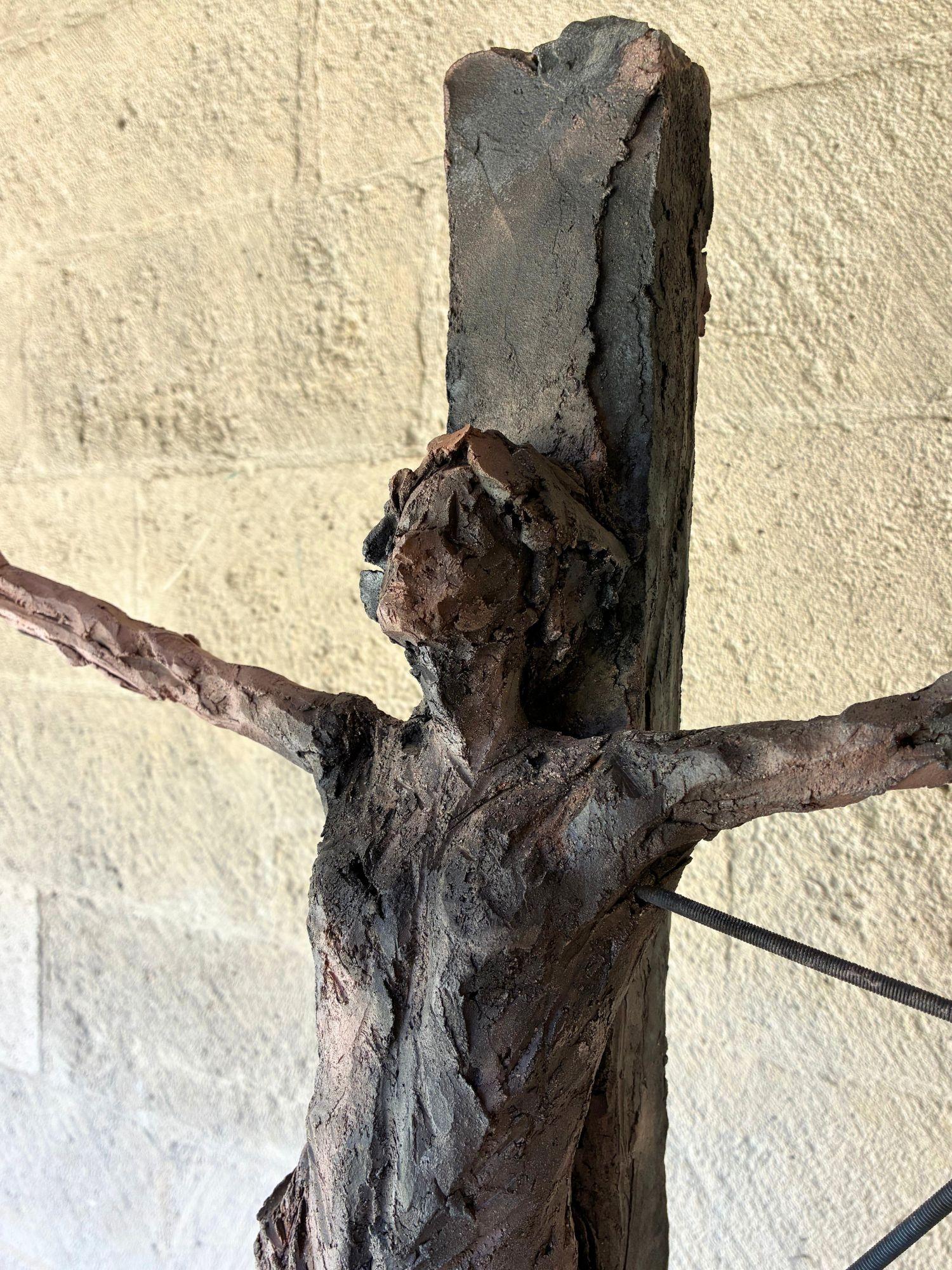 Un Cristo de Cécile Raynal - escultura de gres, acero, zócalo de roble en venta 9