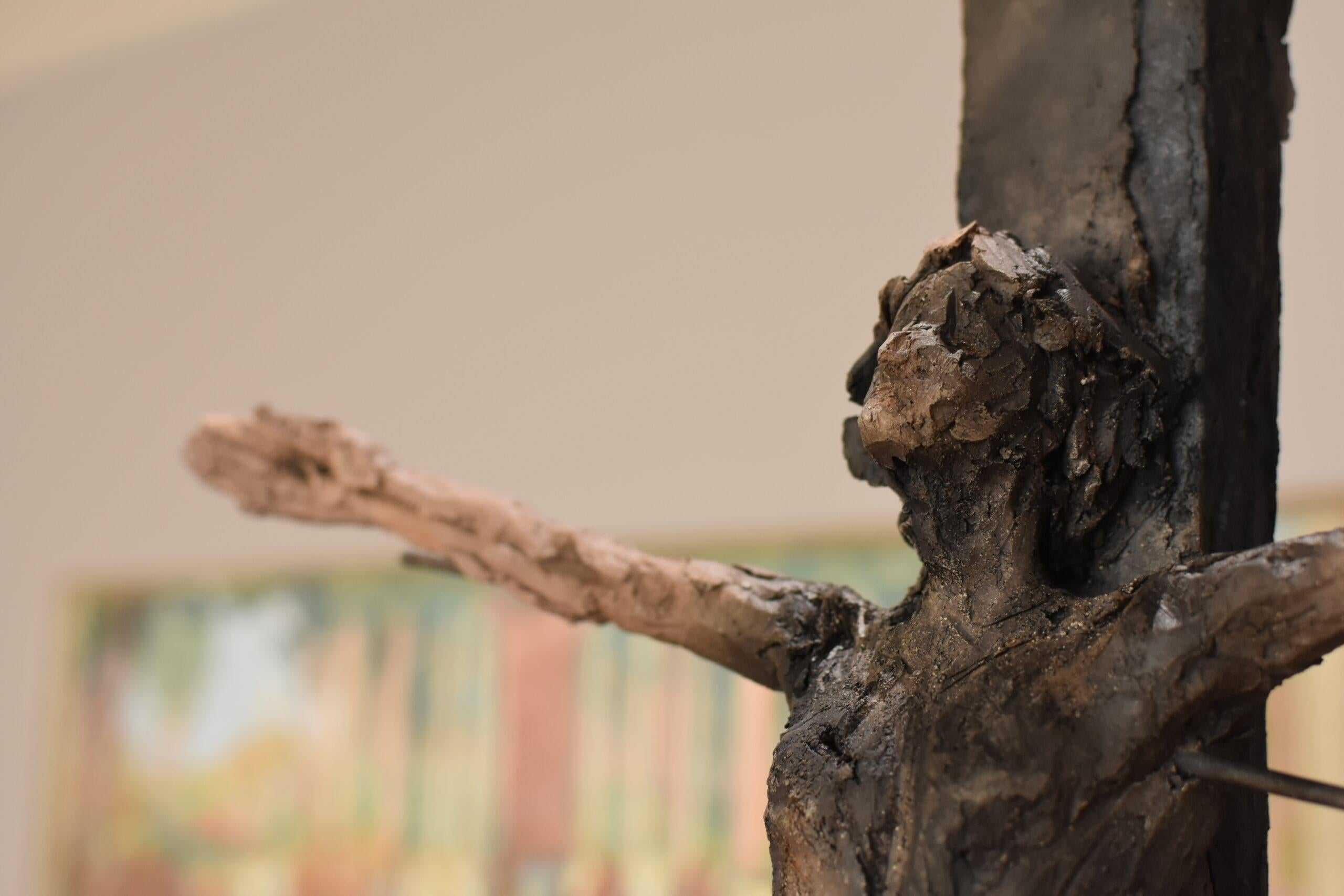 Un Cristo de Cécile Raynal - escultura de gres, acero, zócalo de roble en venta 10
