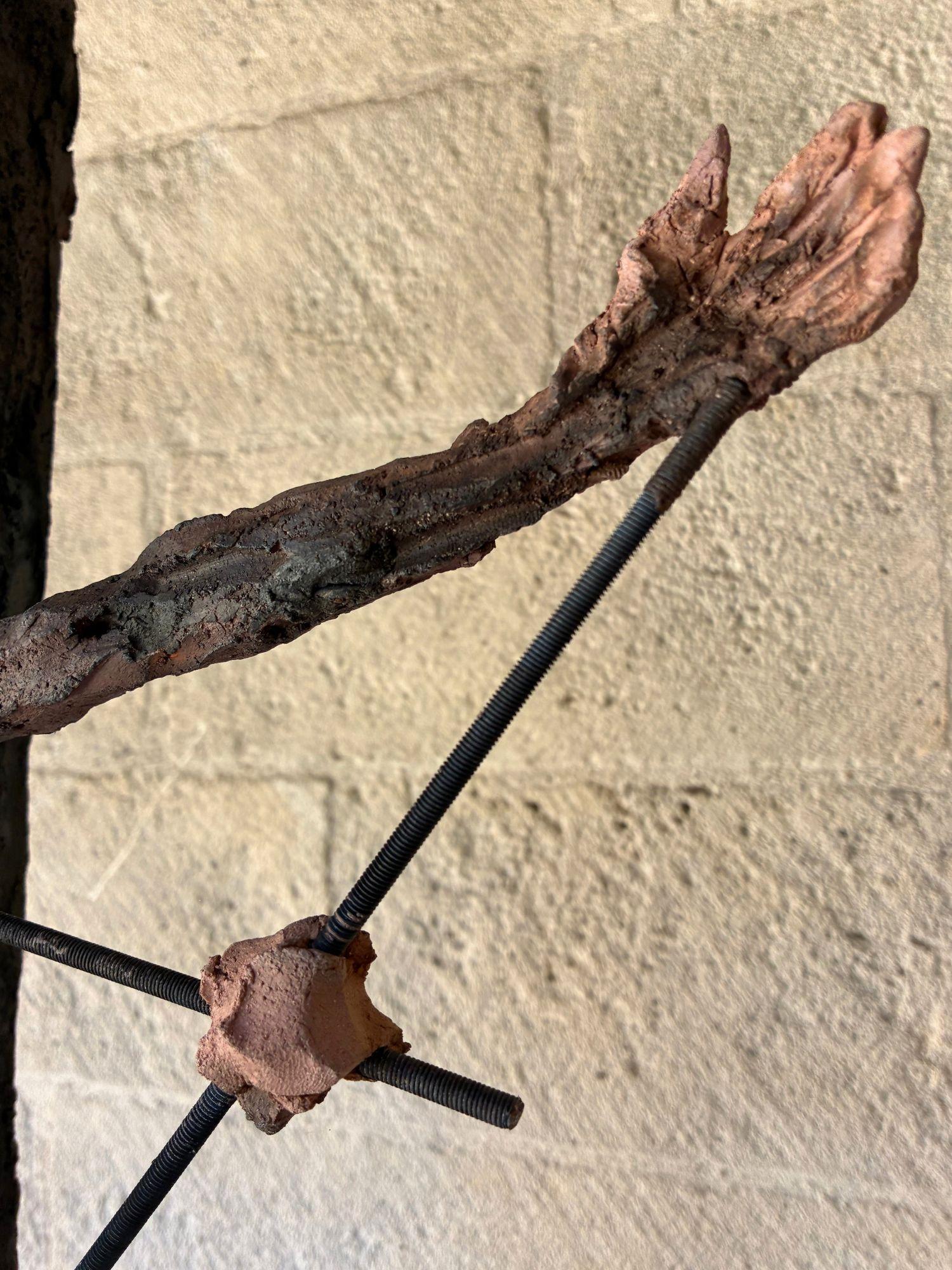 Un Cristo de Cécile Raynal - escultura de gres, acero, zócalo de roble en venta 11