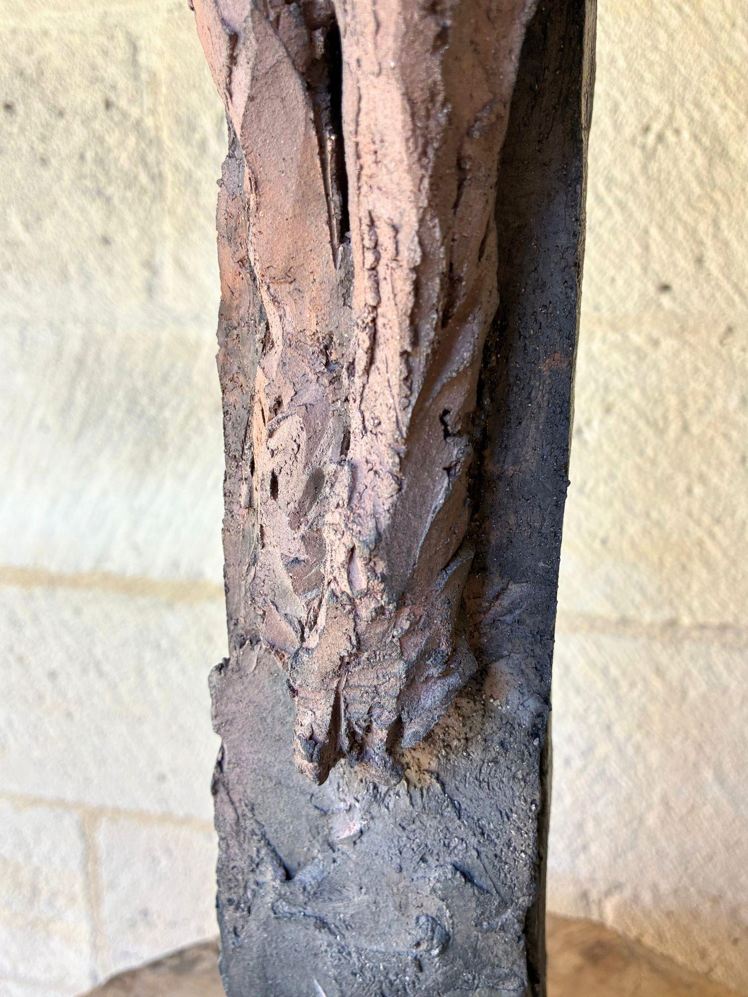 Un Cristo de Cécile Raynal - escultura de gres, acero, zócalo de roble en venta 12