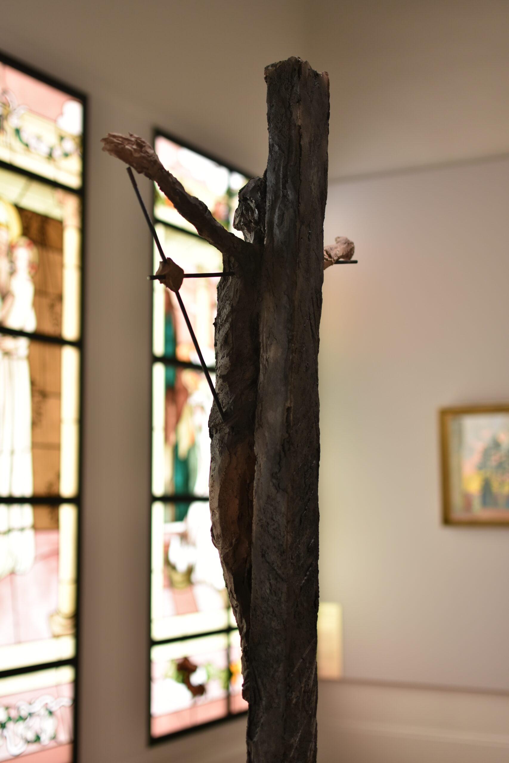 Un Cristo de Cécile Raynal - escultura de gres, acero, zócalo de roble en venta 14
