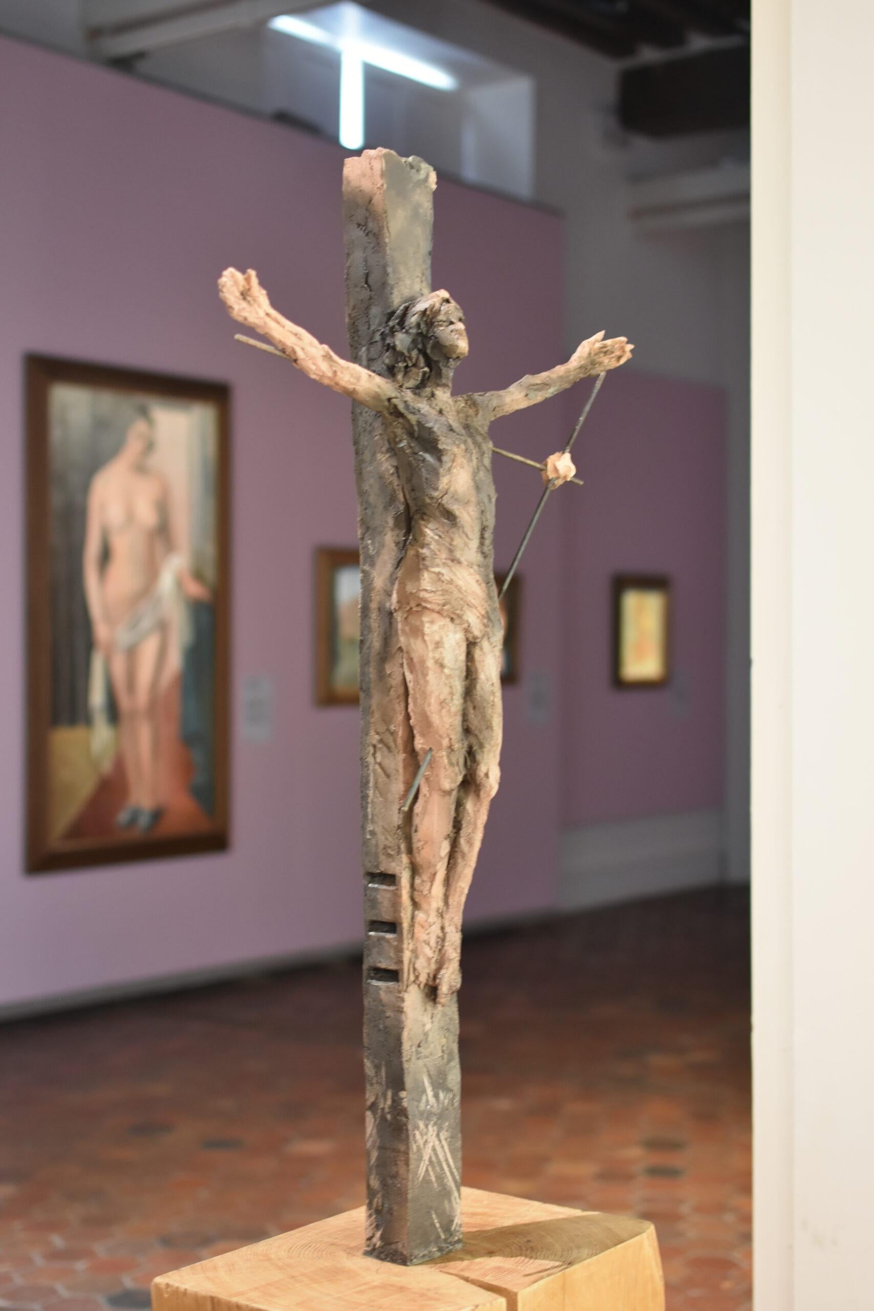 Un Cristo de Cécile Raynal - escultura de gres, acero, zócalo de roble en venta 15