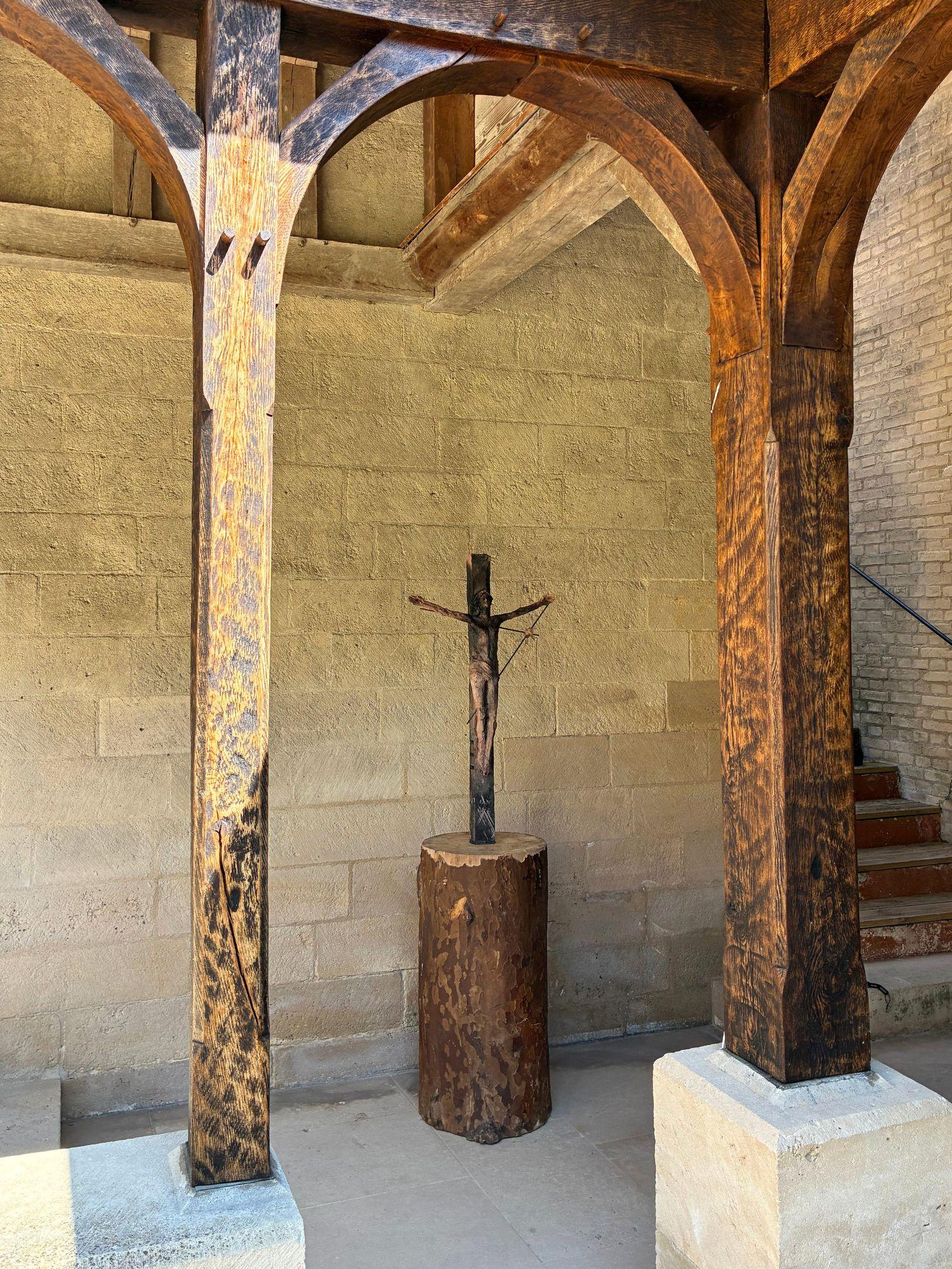 Un Cristo de Cécile Raynal - escultura de gres, acero, zócalo de roble en venta 16