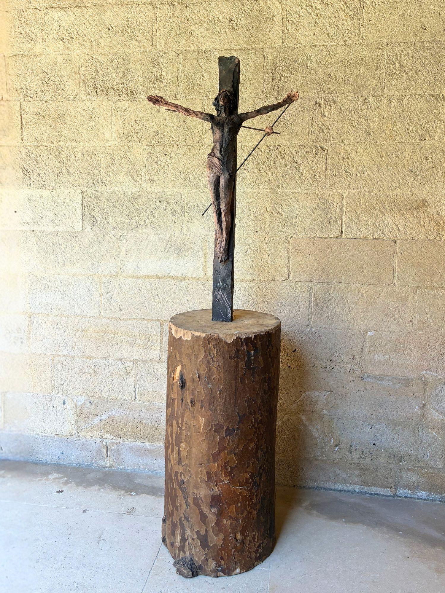 Un Cristo de Cécile Raynal - escultura de gres, acero, zócalo de roble en venta 2