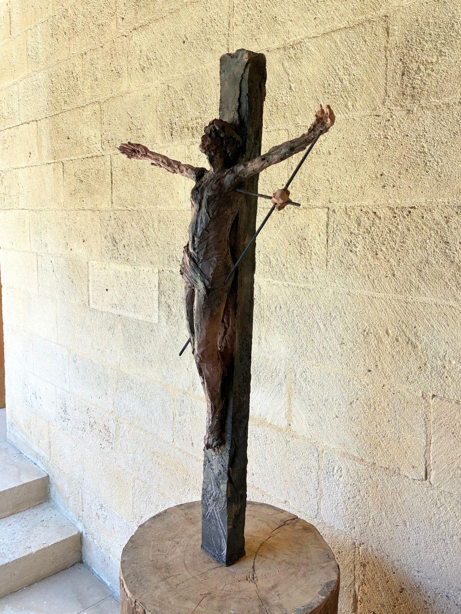 Un Cristo de Cécile Raynal - escultura de gres, acero, zócalo de roble en venta 3