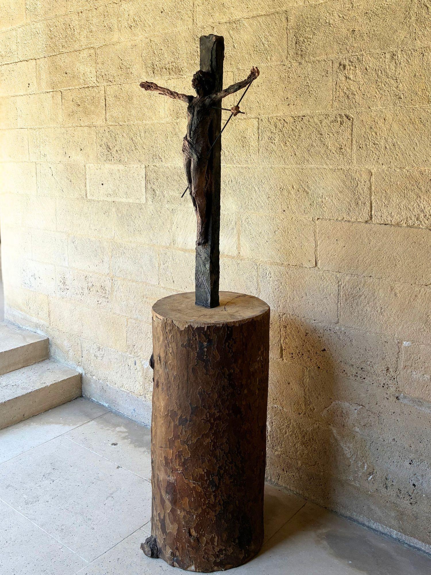 Un Cristo de Cécile Raynal - escultura de gres, acero, zócalo de roble en venta 4