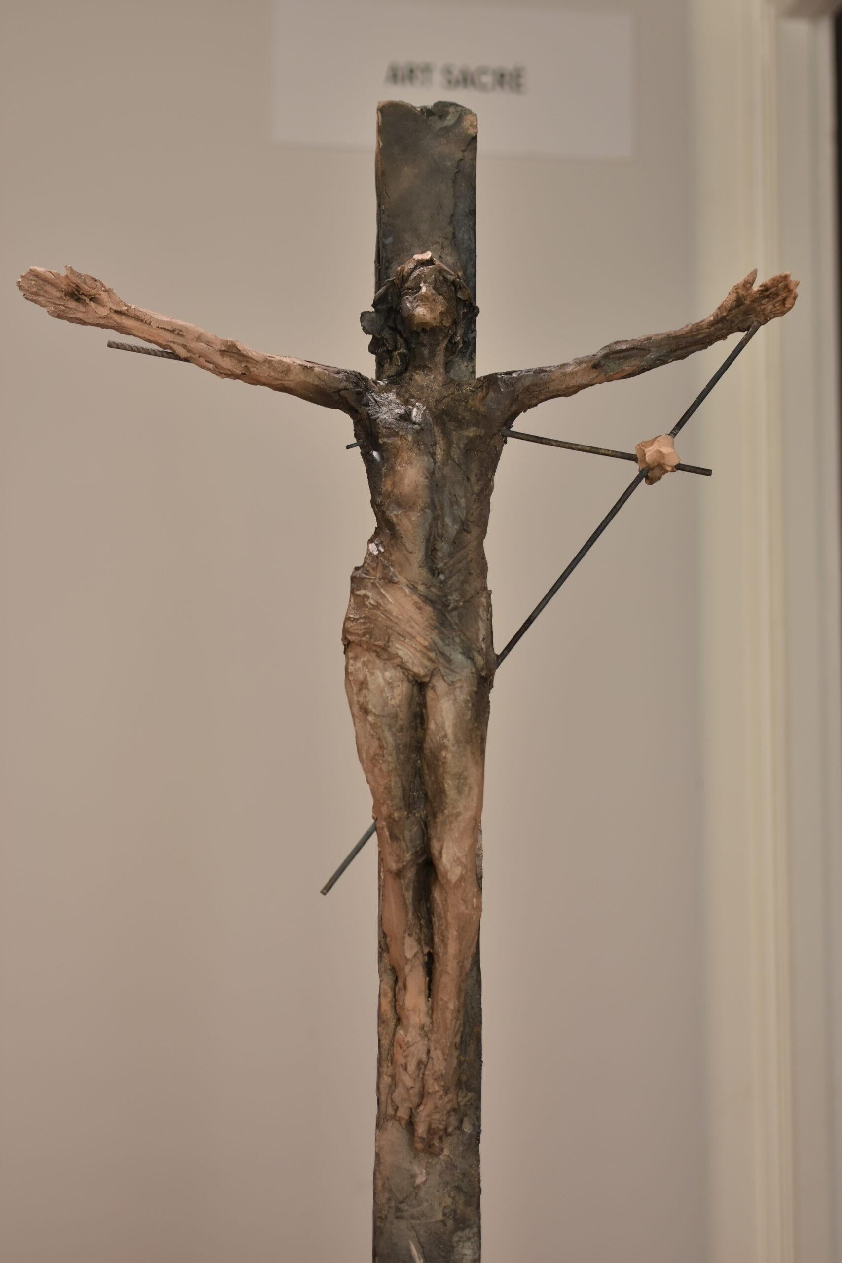 Un Cristo de Cécile Raynal - escultura de gres, acero, zócalo de roble en venta 5