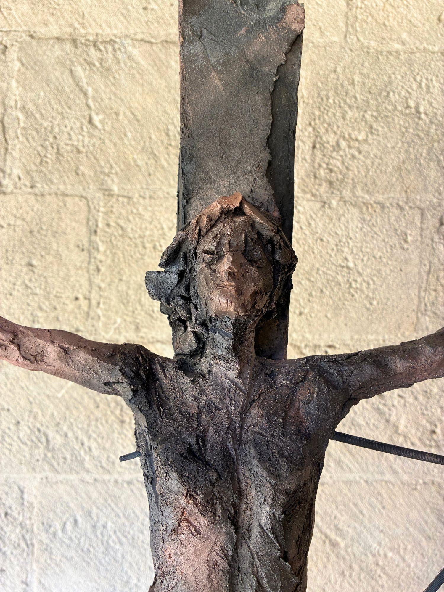 Un Cristo de Cécile Raynal - escultura de gres, acero, zócalo de roble en venta 6