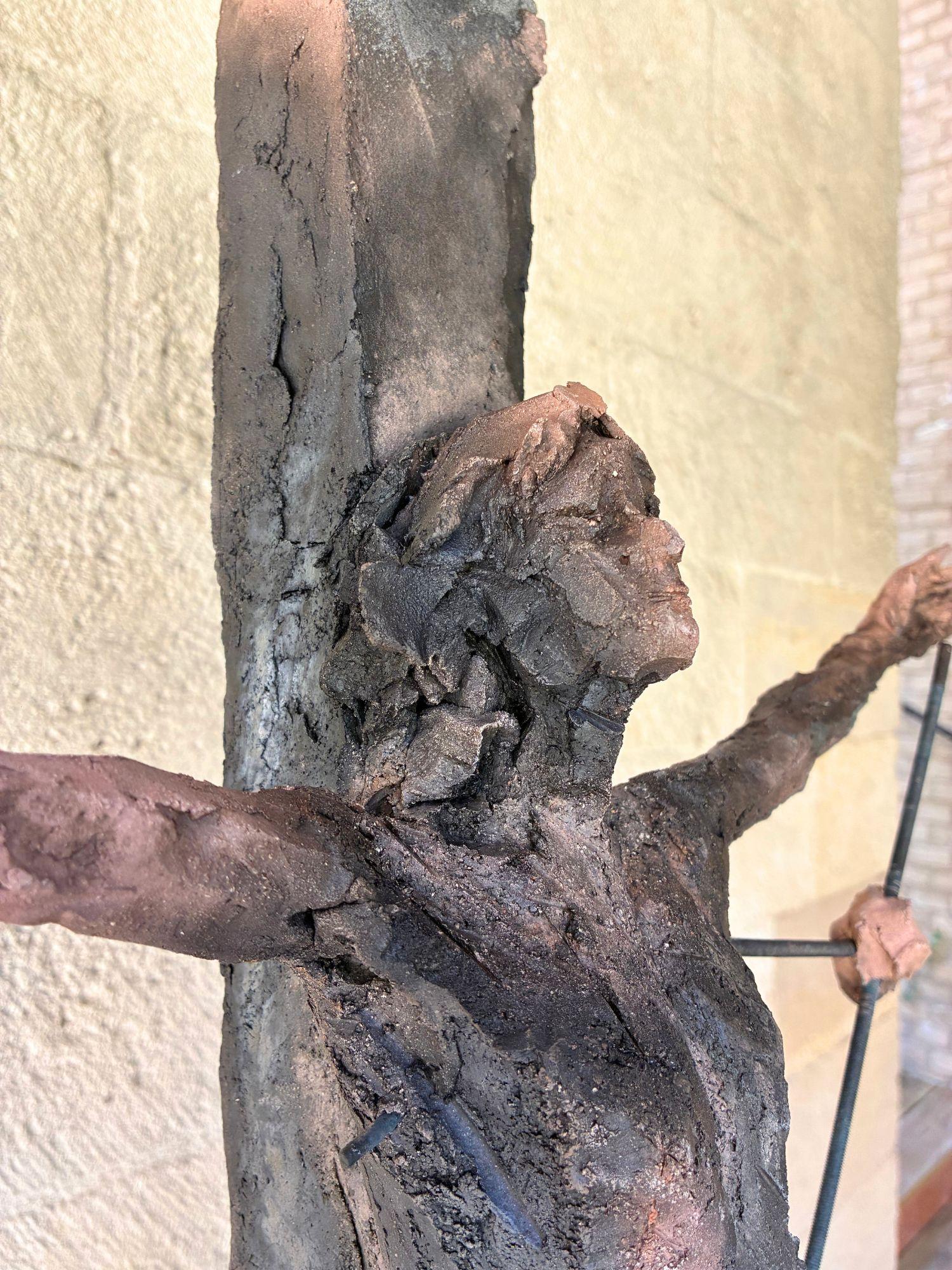 Un Cristo de Cécile Raynal - escultura de gres, acero, zócalo de roble en venta 7