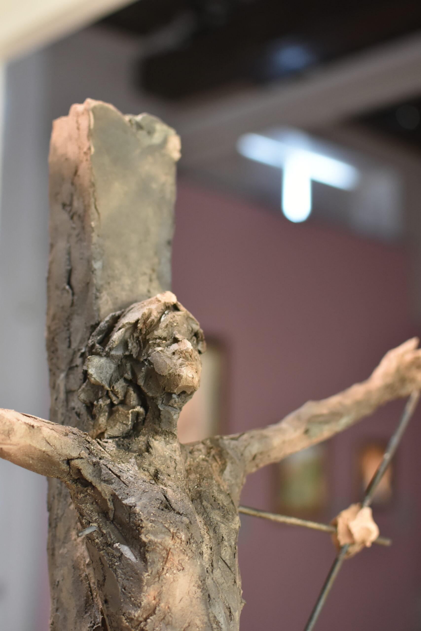 Un Cristo de Cécile Raynal - escultura de gres, acero, zócalo de roble en venta 8