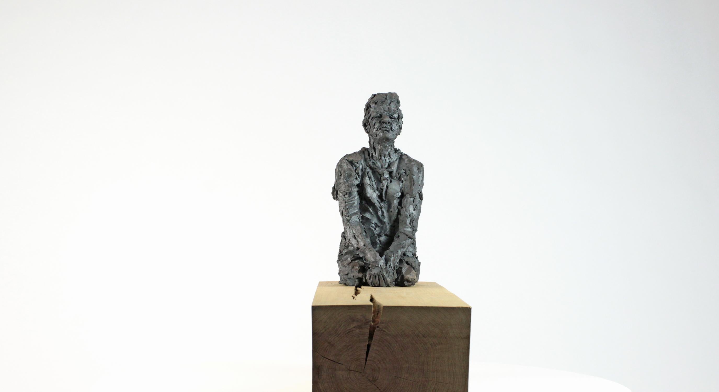 Vestibule des pommes (with Martin) by Cécile Raynal - Stoneware sculpture, man in vendita 1