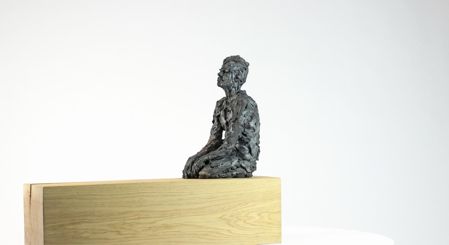 Vestibule des pommes (mit Martin) von Cécile Raynal - Skulptur aus Steingut, Mann im Angebot 2