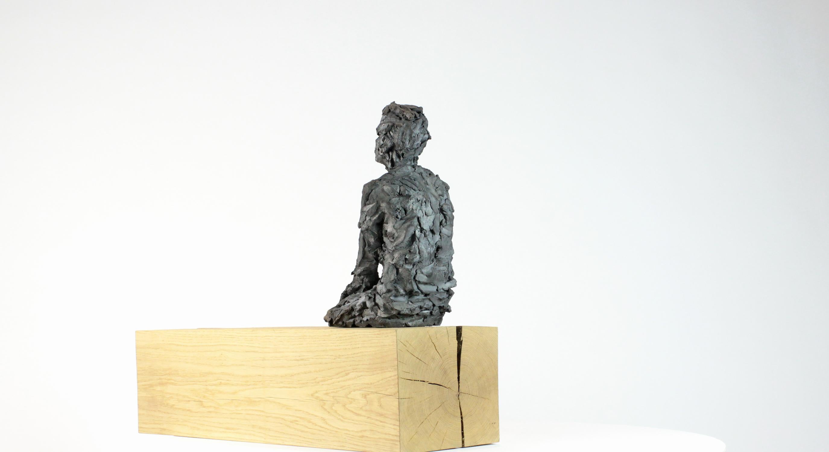 Vestibule des pommes (mit Martin) von Cécile Raynal - Skulptur aus Steingut, Mann im Angebot 3