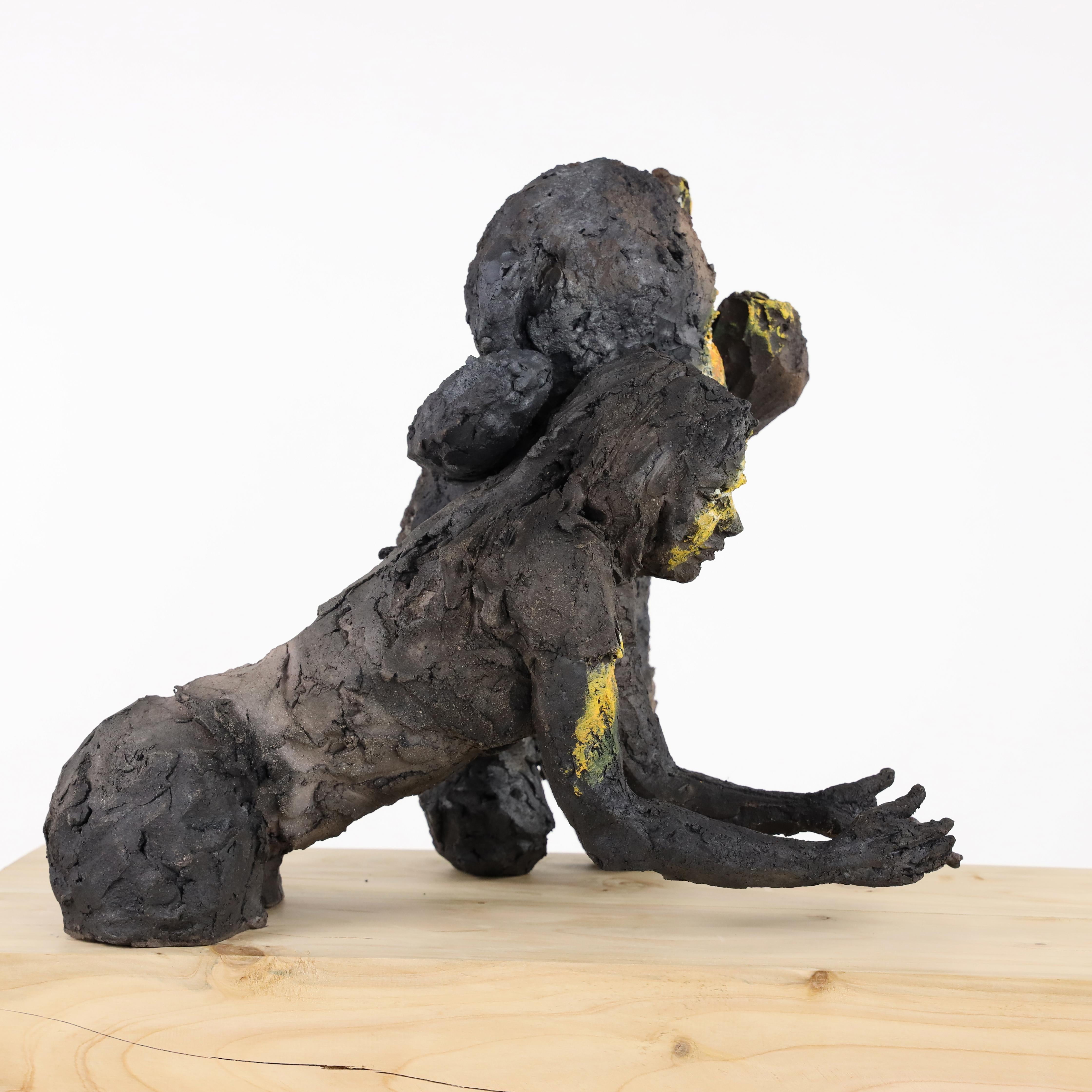 Wait (with Carole) di Cécile Raynal - Scultura in gres, figura femminile, orso in vendita 9