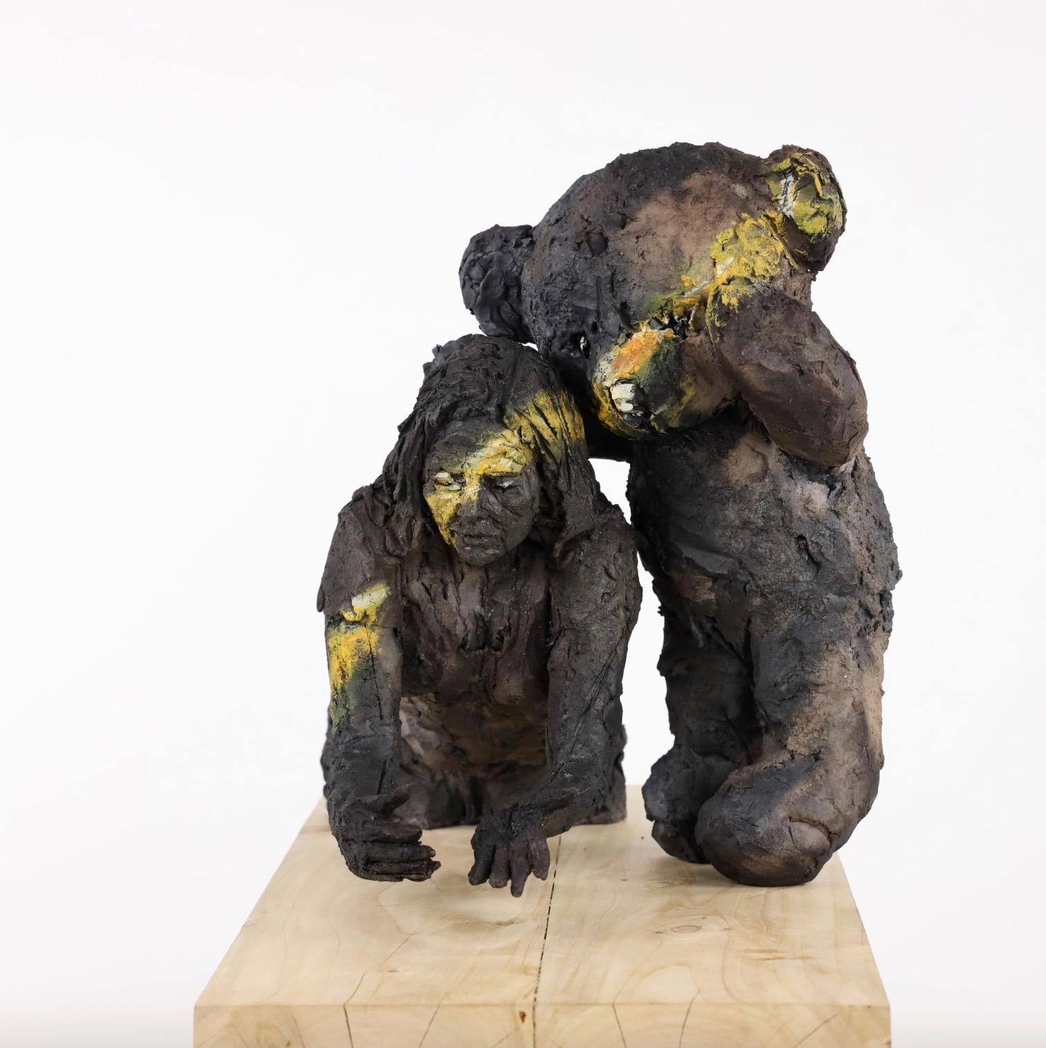 Wait (with Carole) di Cécile Raynal - Scultura in gres, figura femminile, orso in vendita 1