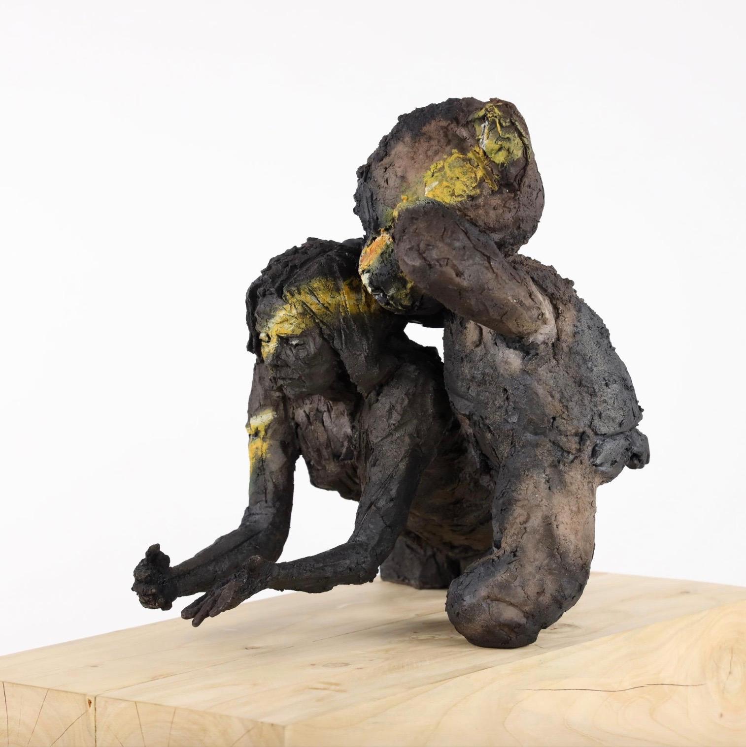 Wait (with Carole) di Cécile Raynal - Scultura in gres, figura femminile, orso in vendita 2