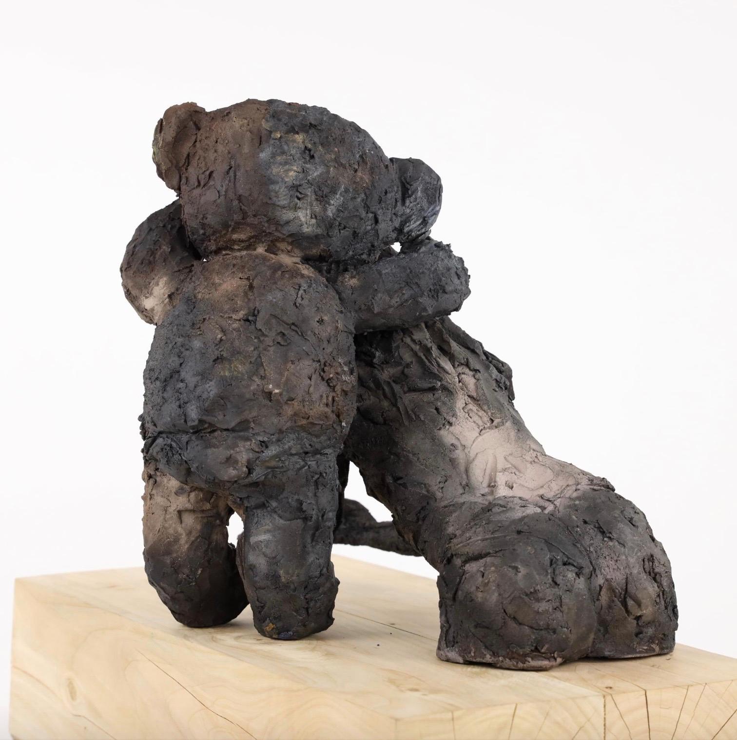 Wait (with Carole) di Cécile Raynal - Scultura in gres, figura femminile, orso in vendita 3