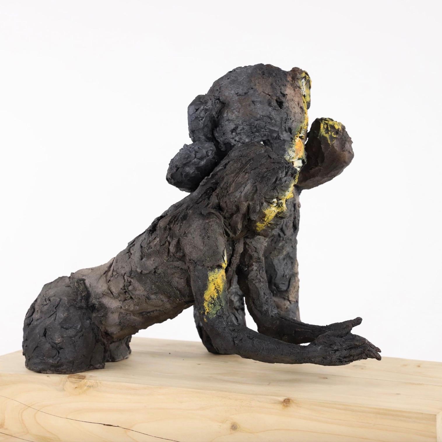 Wait (with Carole) di Cécile Raynal - Scultura in gres, figura femminile, orso in vendita 4