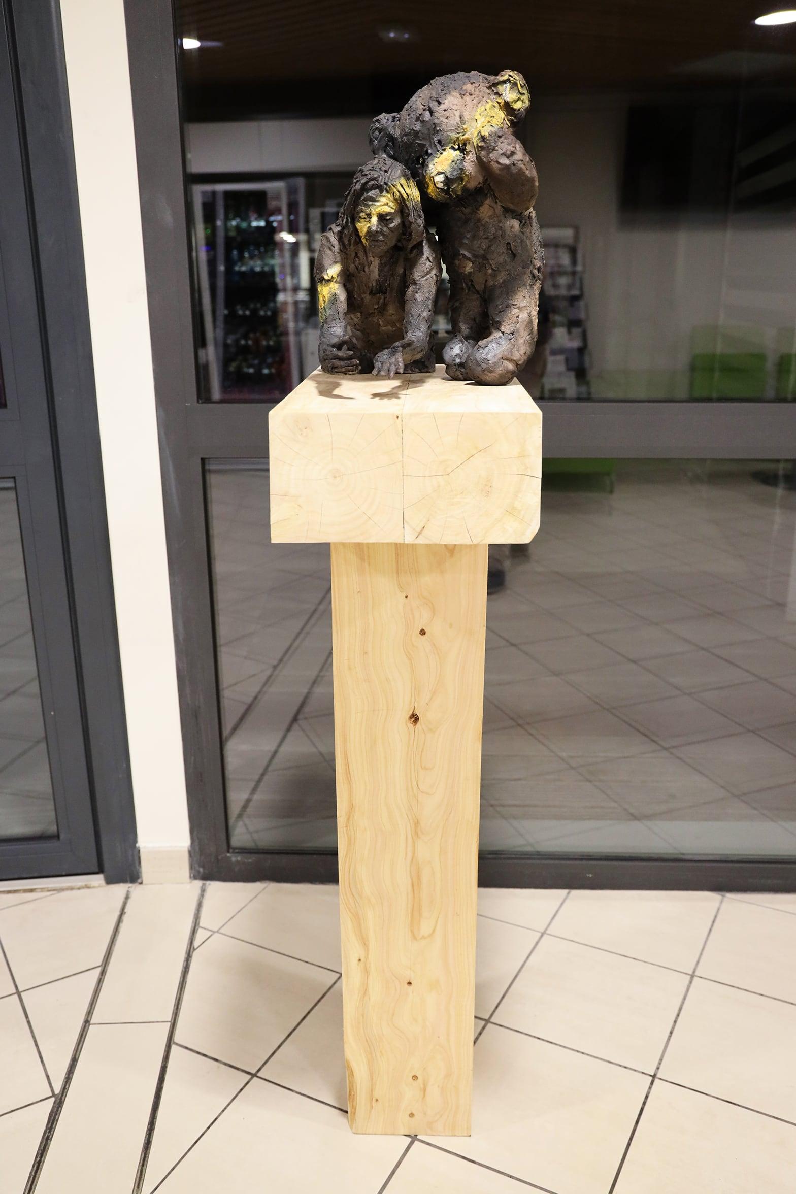 Wait (with Carole) di Cécile Raynal - Scultura in gres, figura femminile, orso in vendita 6