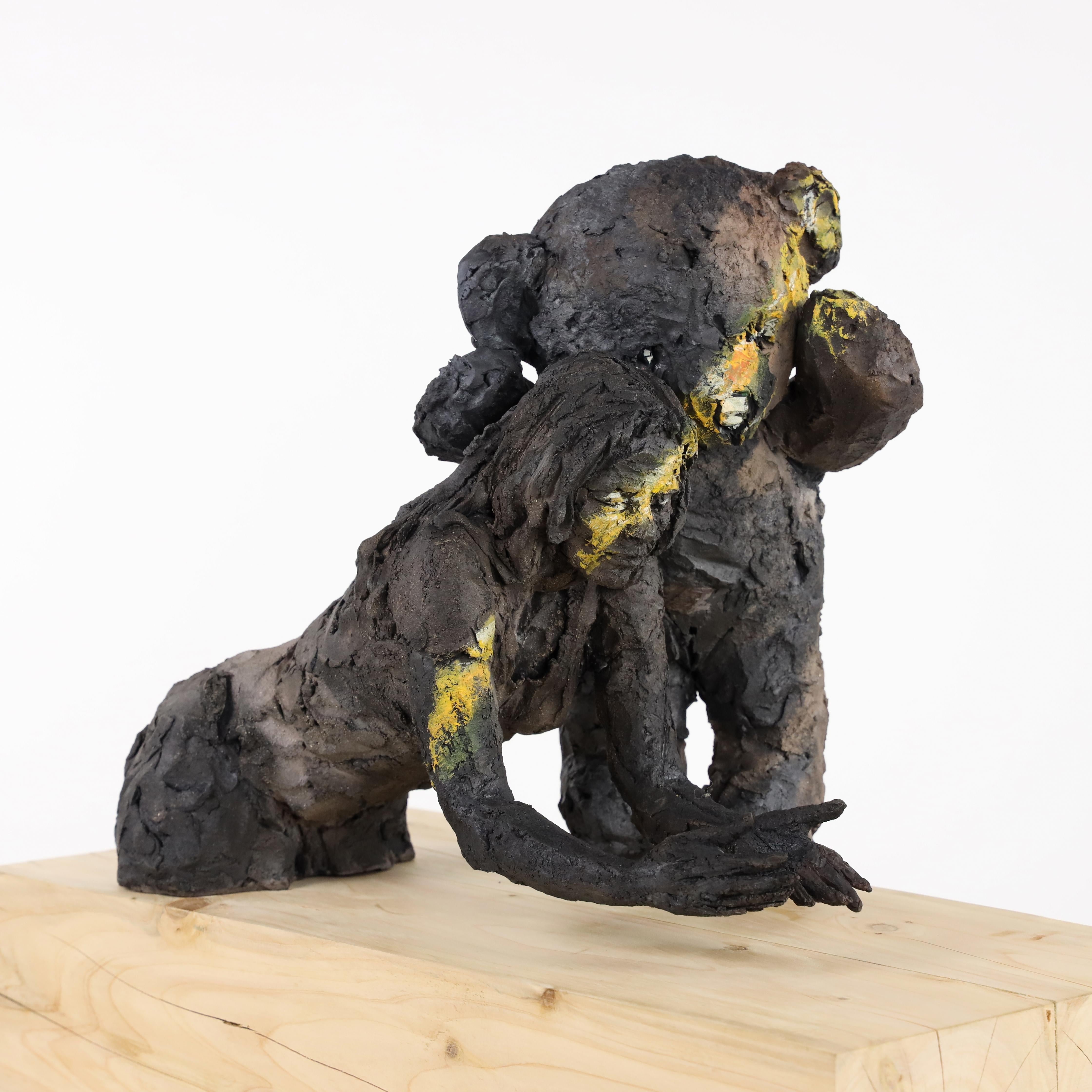 Wait (with Carole) di Cécile Raynal - Scultura in gres, figura femminile, orso in vendita 7