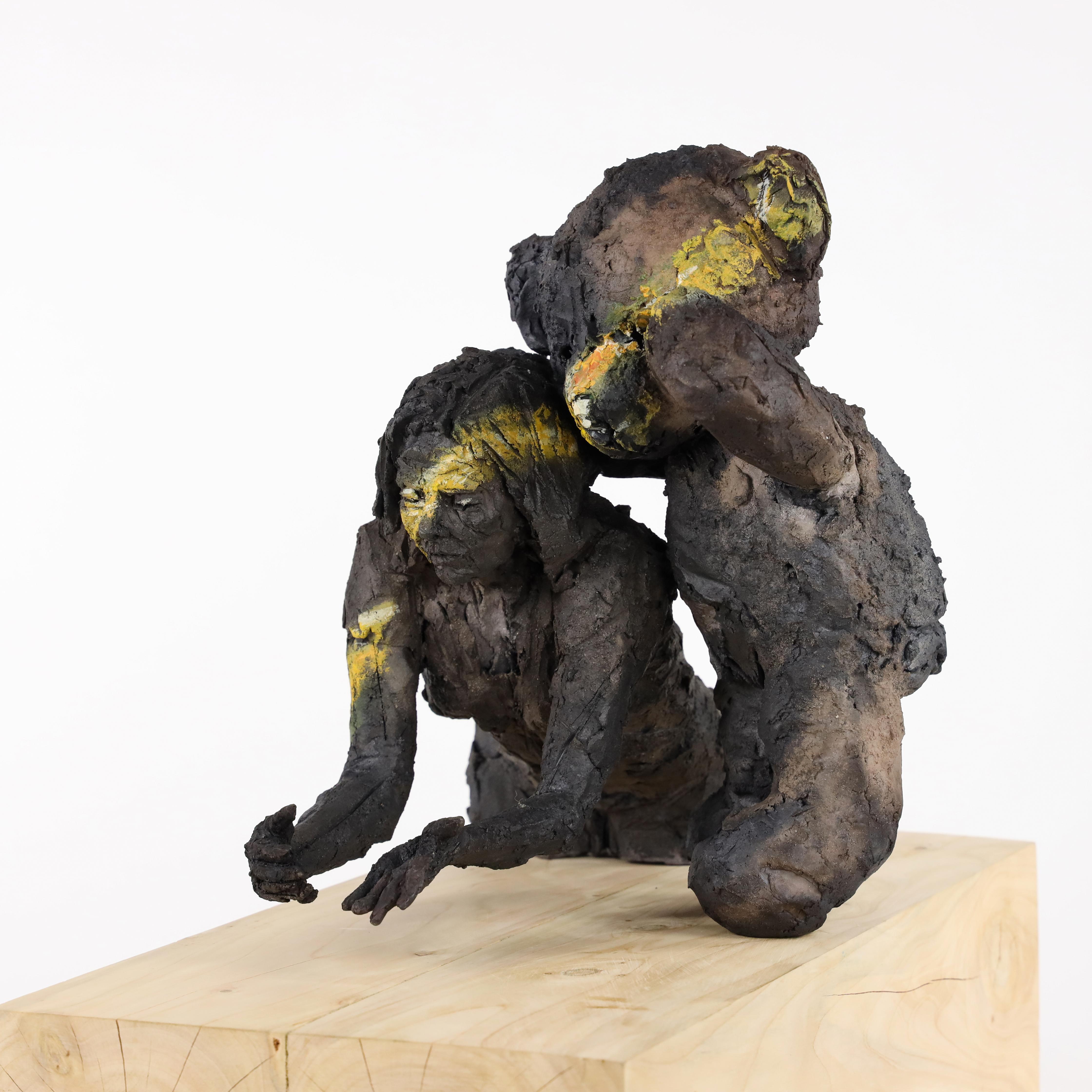 Wait (with Carole) di Cécile Raynal - Scultura in gres, figura femminile, orso in vendita 8