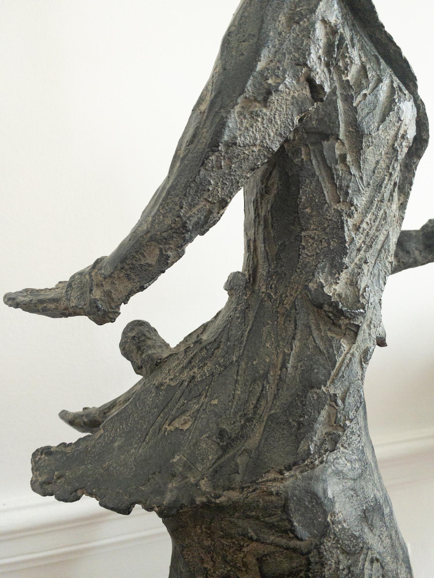 Liebre andante de Cécile Raynal - Escultura animal fantástica, Alicia en el País de las Maravillas en venta 7