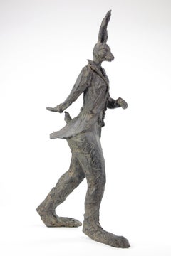 Lepre che cammina di Cécile Raynal - Scultura animale di fantasia, Alice nel Paese delle Meraviglie