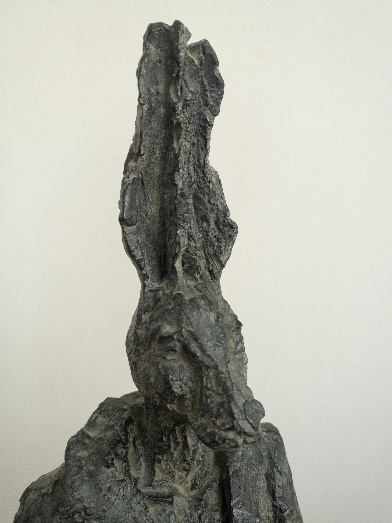 Lièvre à pied de Cécile Raynal - Sculpture animalière fantastique, bronze en vente 6