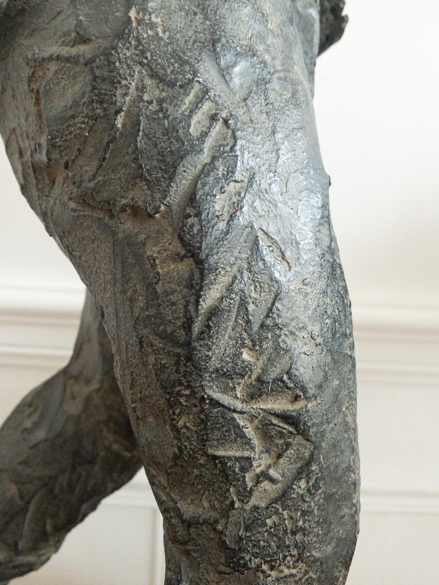 Lièvre à pied de Cécile Raynal - Sculpture animalière fantastique, bronze en vente 9