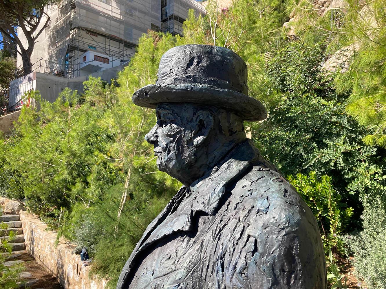 Winston par Cécile Raynal - Grande statue en bronze de Winston Churchill, figurative en vente 3
