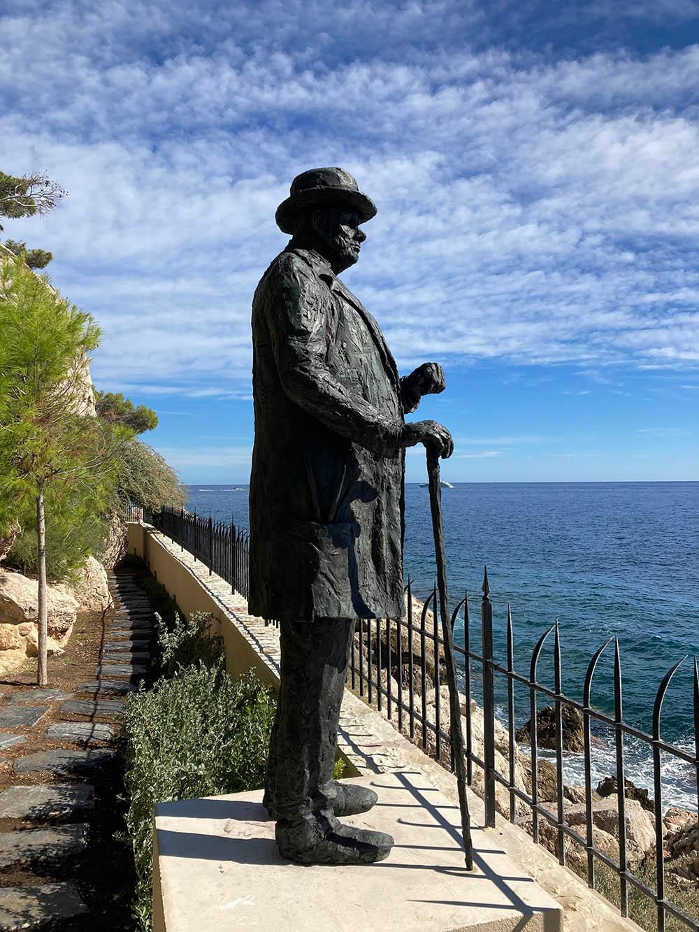 Winston es una escultura de bronce única, obra de la artista contemporánea francesa Cécile Raynal. Sus dimensiones son 183 × 70 × 70 cm. 
La escultura está firmada y numerada, forma parte de una edición limitada de 8 ediciones + 4 pruebas de