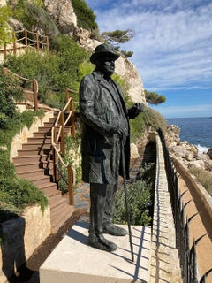 Winston par Cécile Raynal - Grande statue en bronze de Winston Churchill, figurative