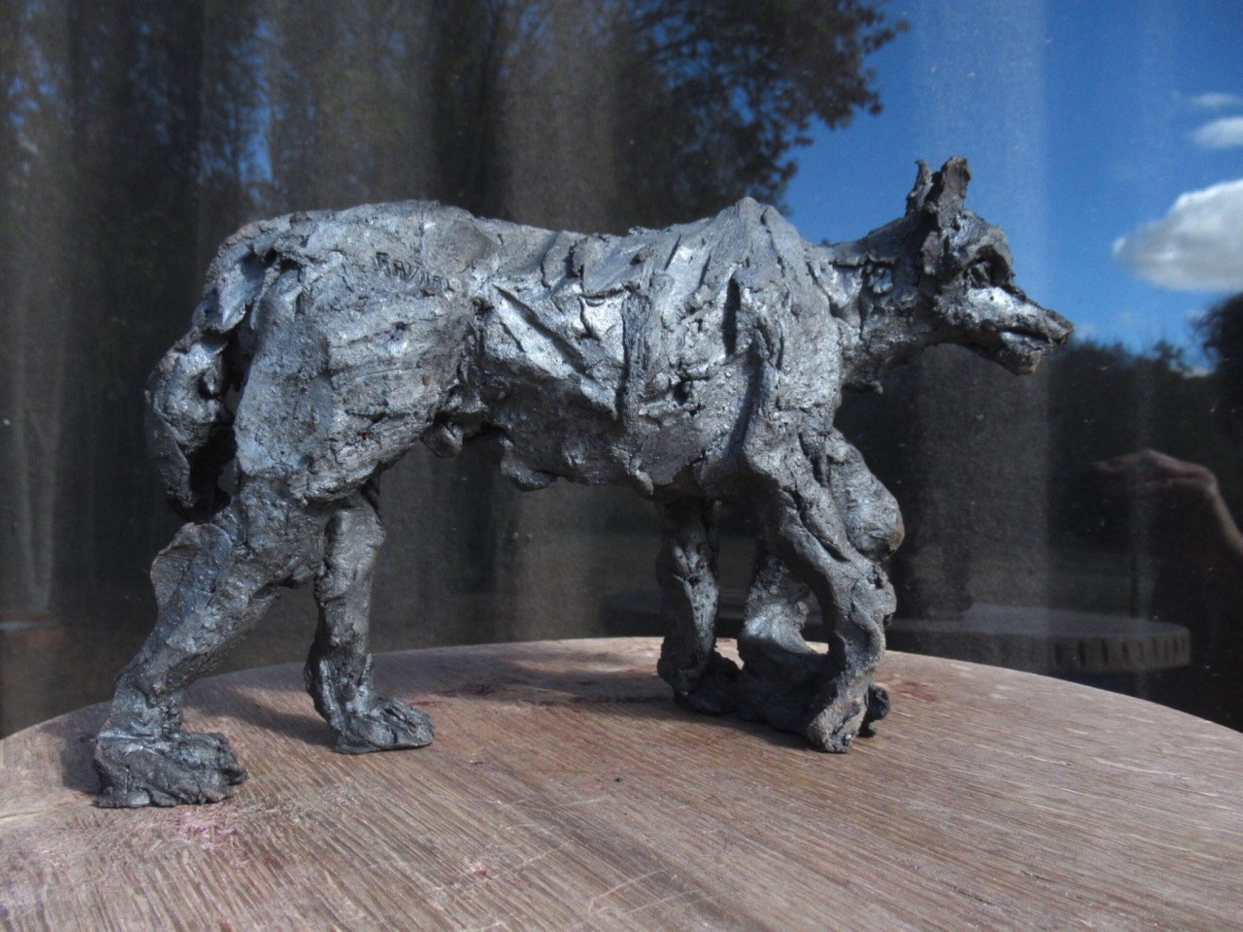 Wolf II par Cécile Raynal - Sculpture animalière en grès enfumé, unique en vente 9