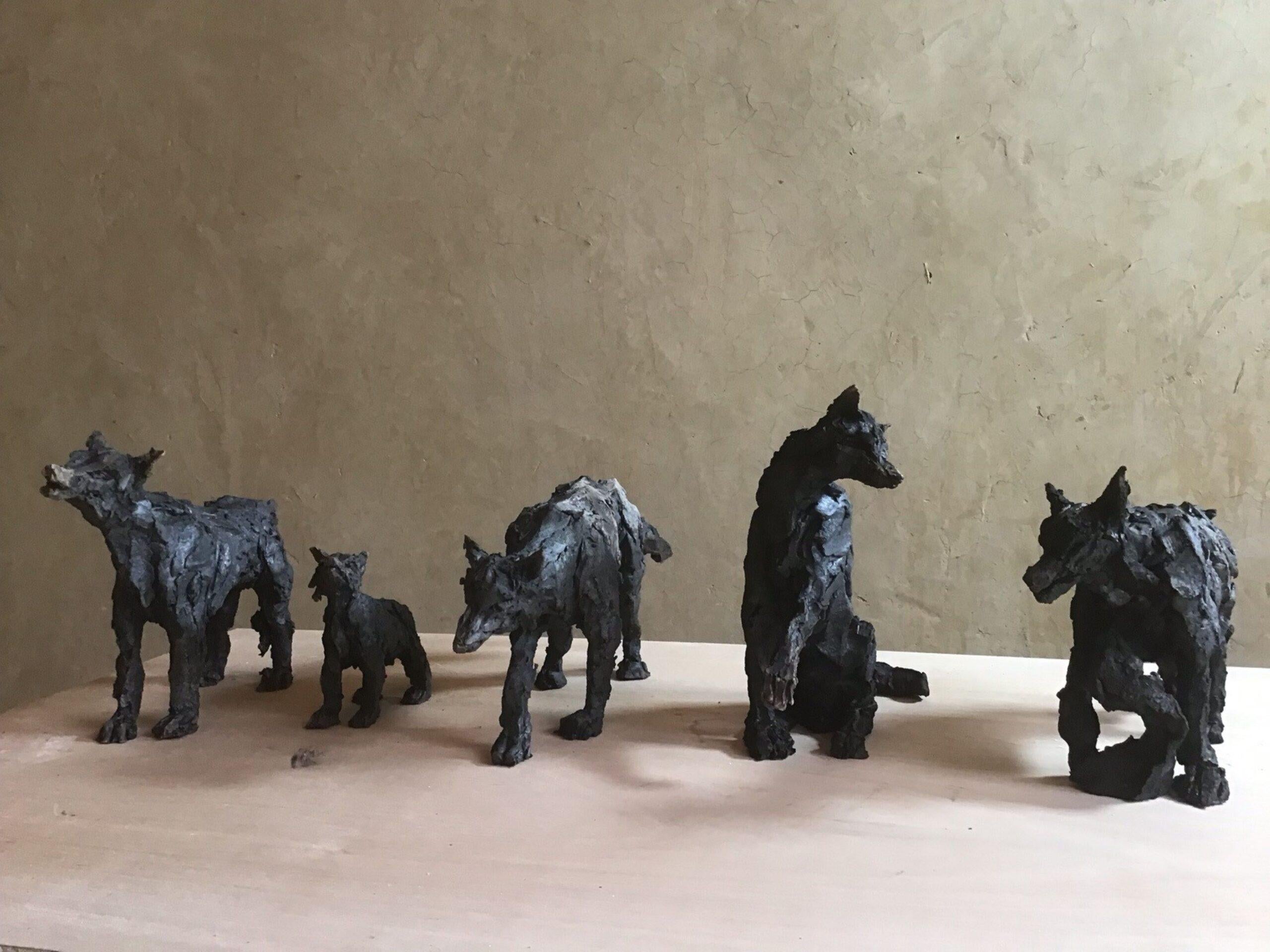 Wolf II par Cécile Raynal - Sculpture animalière en grès enfumé, unique en vente 10
