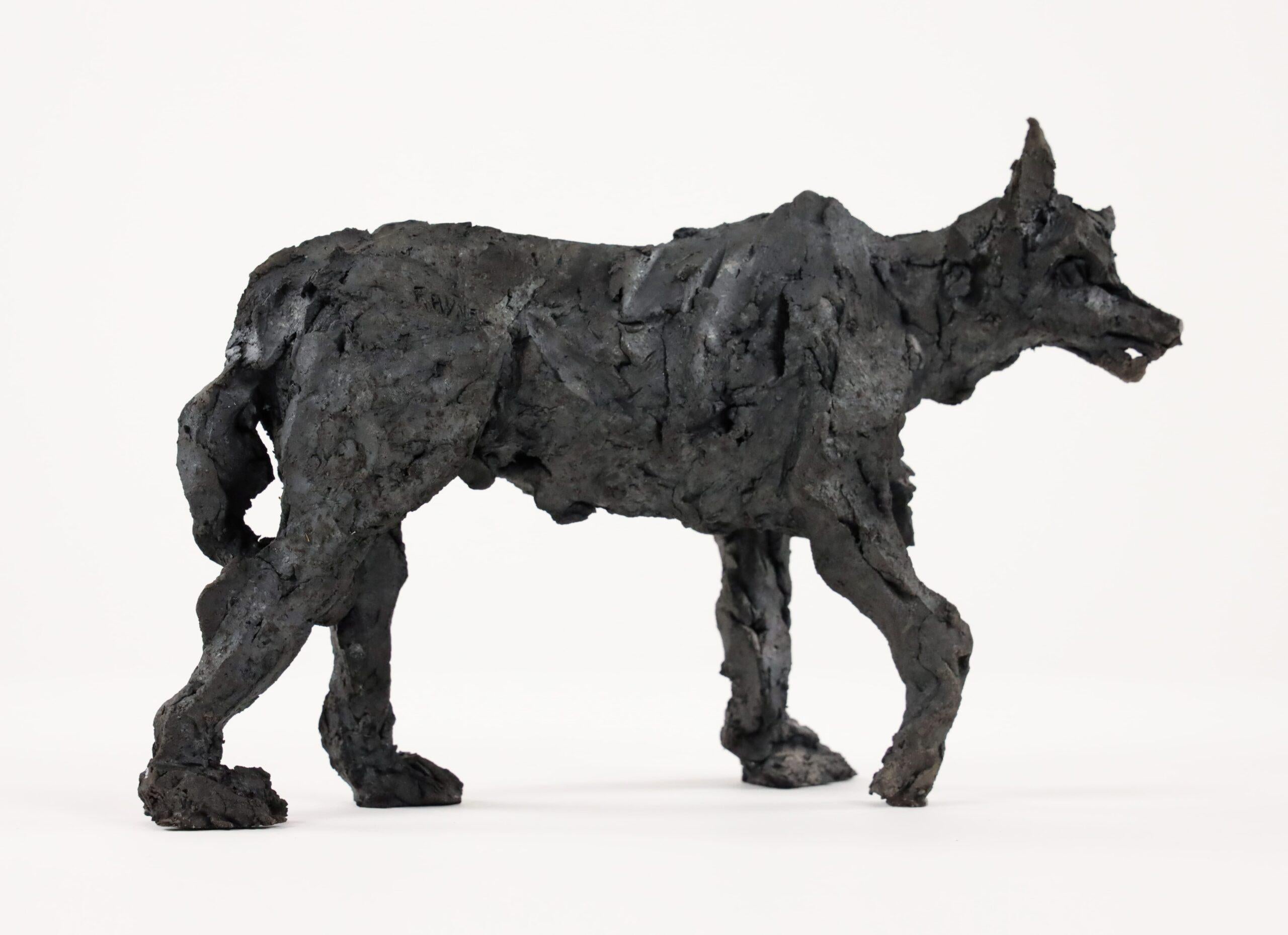 Wolf II von Cécile Raynal - Tierische Skulptur aus geräuchertem Sandstein, Unikat im Angebot 14