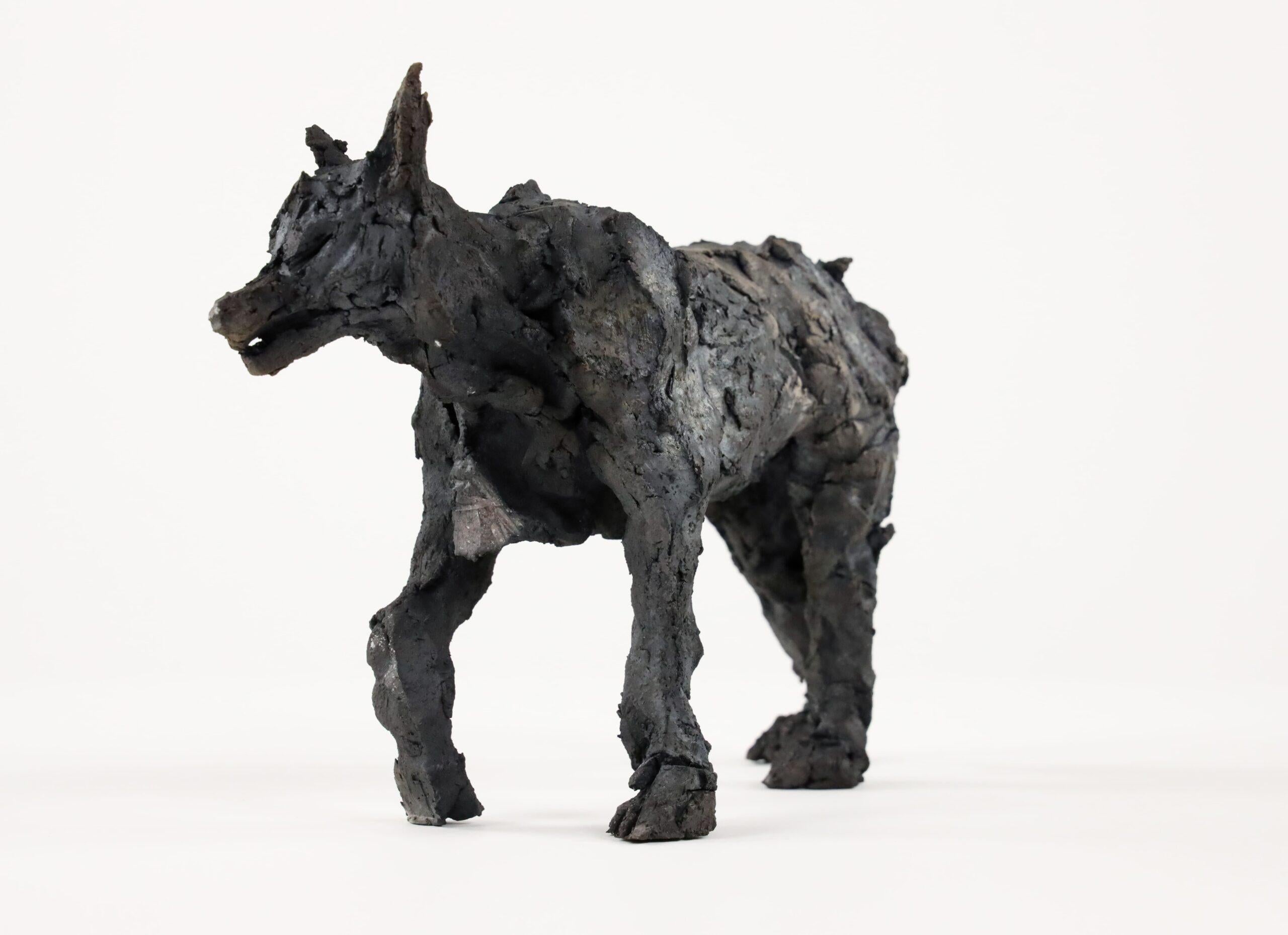 Wolf II von Cécile Raynal - Tierische Skulptur aus geräuchertem Sandstein, Unikat im Angebot 17