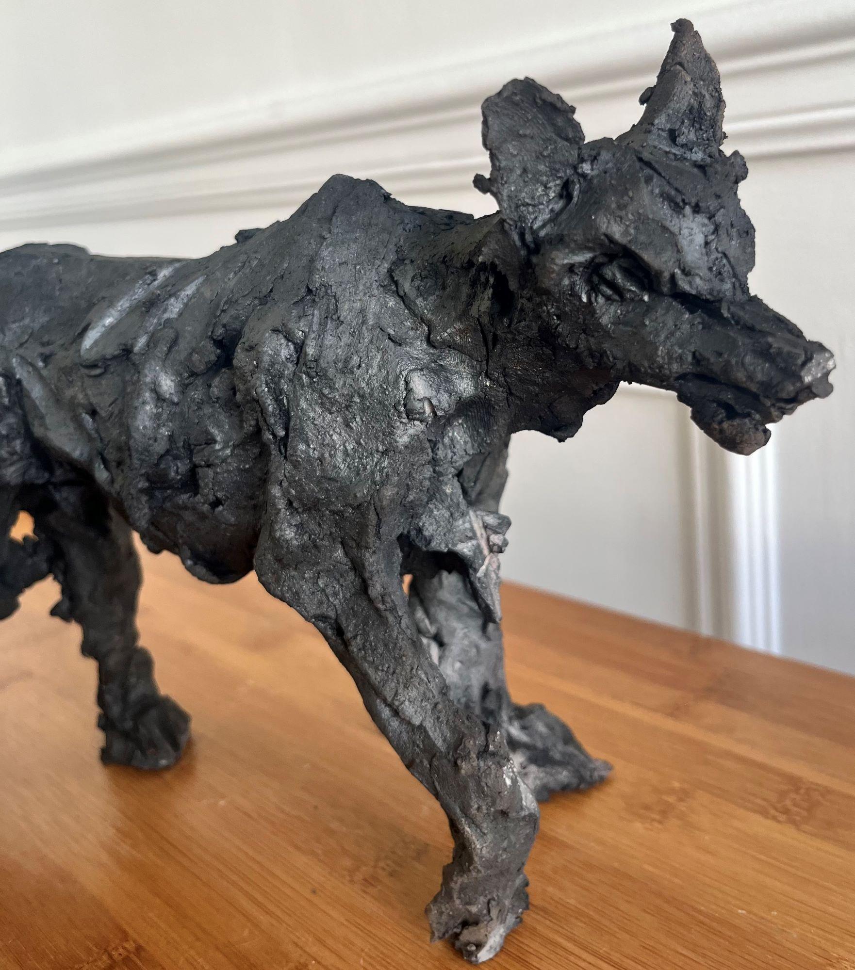 Wolf II von Cécile Raynal - Tierische Skulptur aus geräuchertem Sandstein, Unikat im Angebot 2