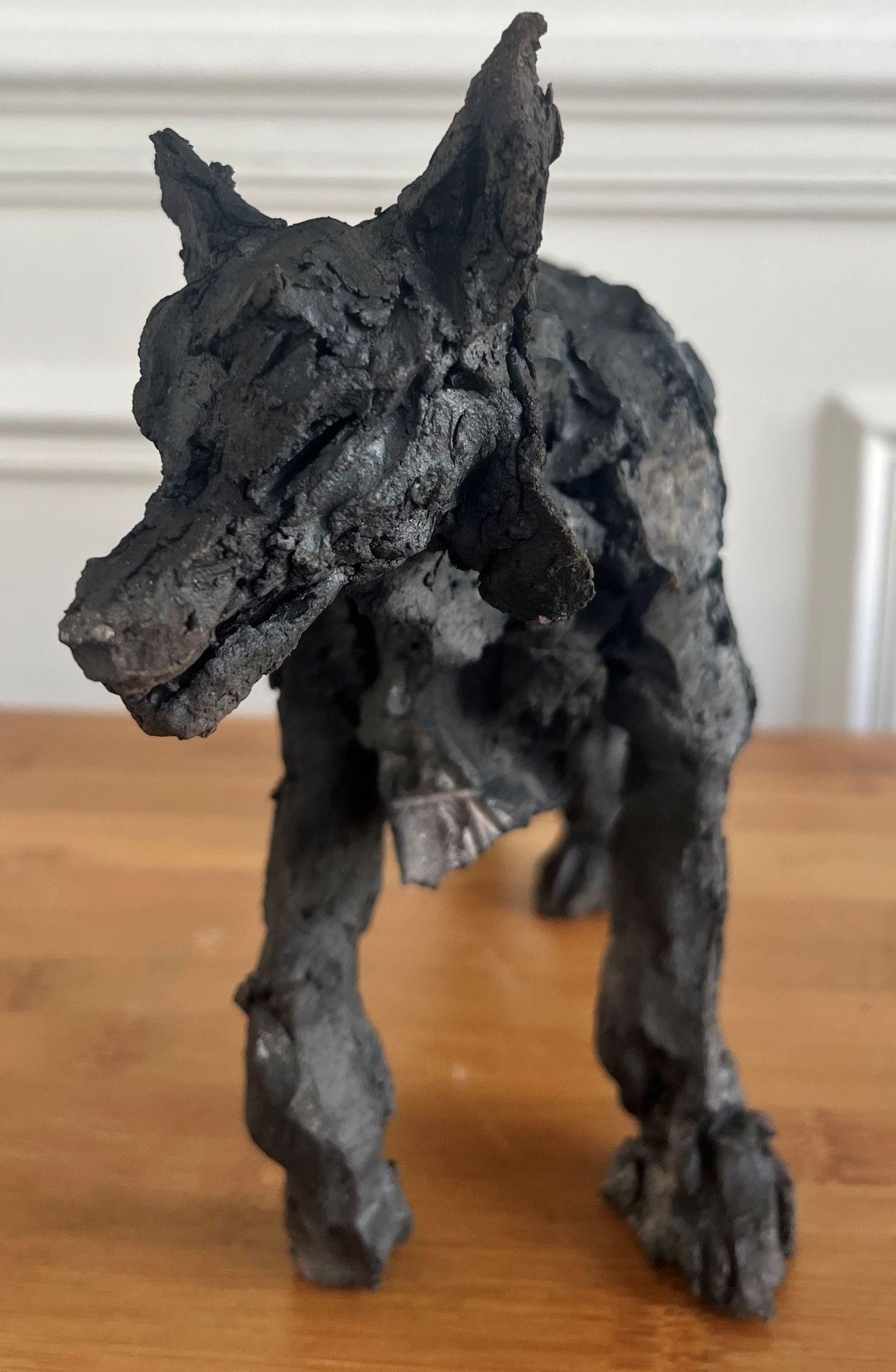 Wolf II von Cécile Raynal - Tierische Skulptur aus geräuchertem Sandstein, Unikat im Angebot 4