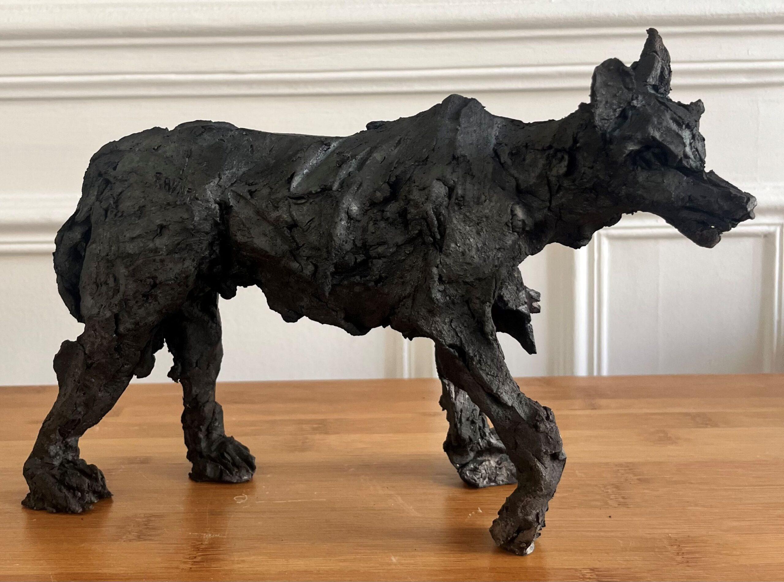 Wolf II von Cécile Raynal - Tierische Skulptur aus geräuchertem Sandstein, Unikat im Angebot 5