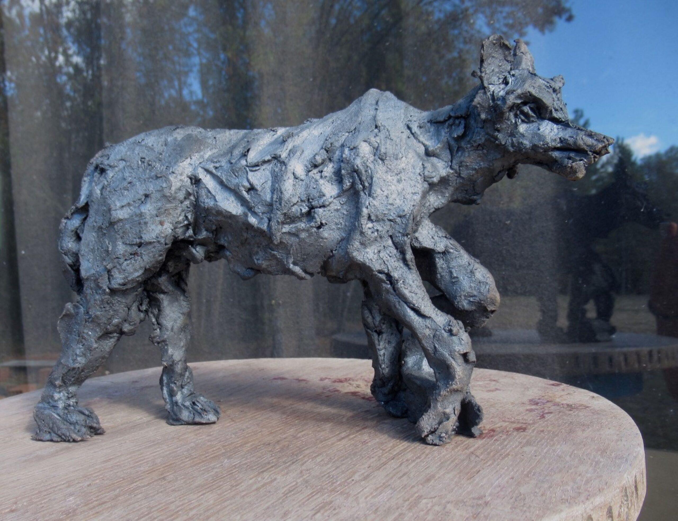 Wolf II par Cécile Raynal - Sculpture animalière en grès enfumé, unique en vente 7