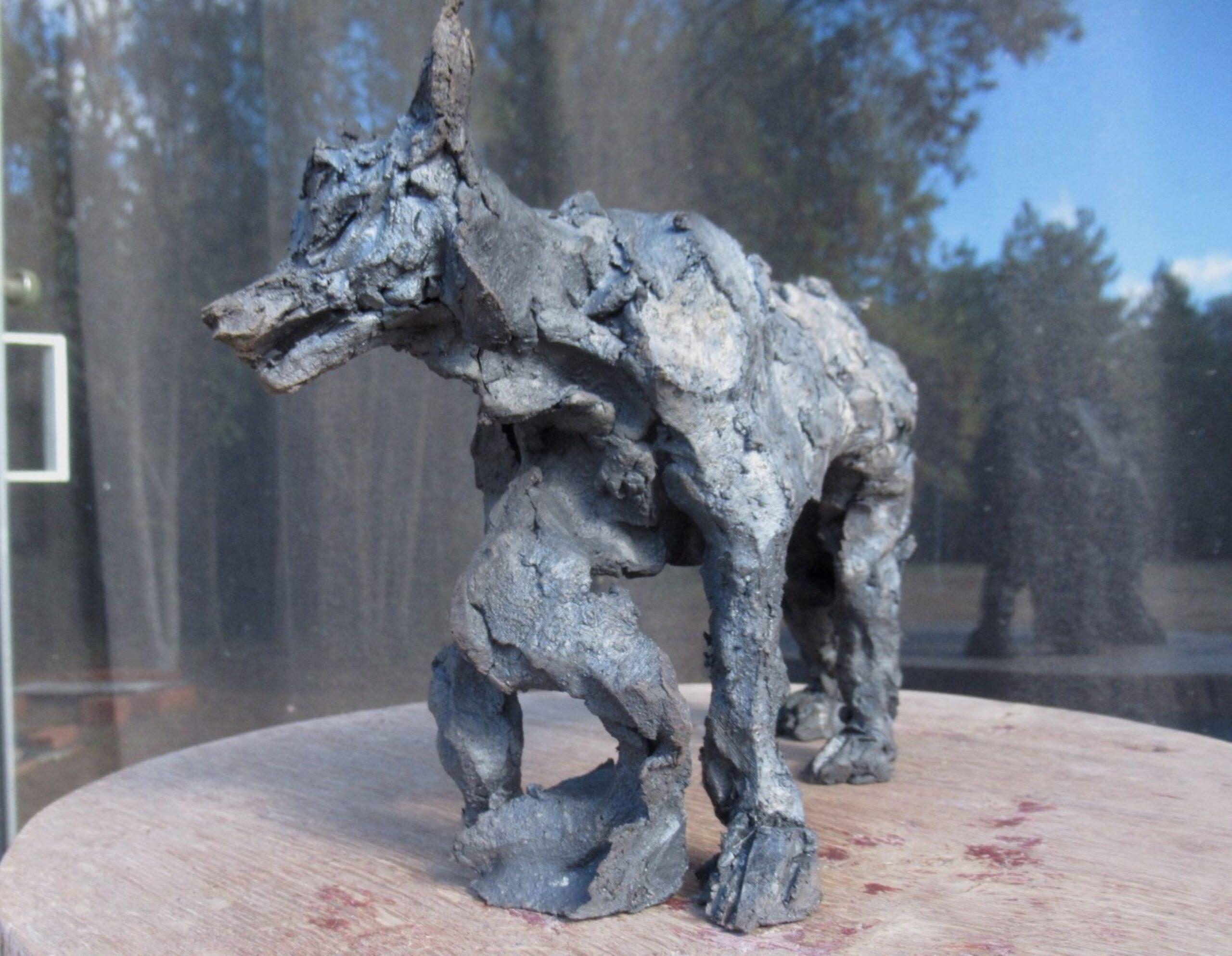 Wolf II par Cécile Raynal - Sculpture animalière en grès enfumé, unique en vente 8