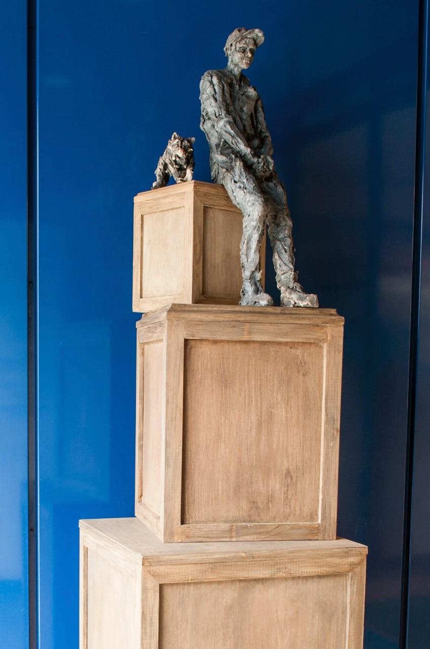 Wolf's Dream di Cécile Raynal - Ritratto di adolescente, scultura in gres, giovane in vendita 1