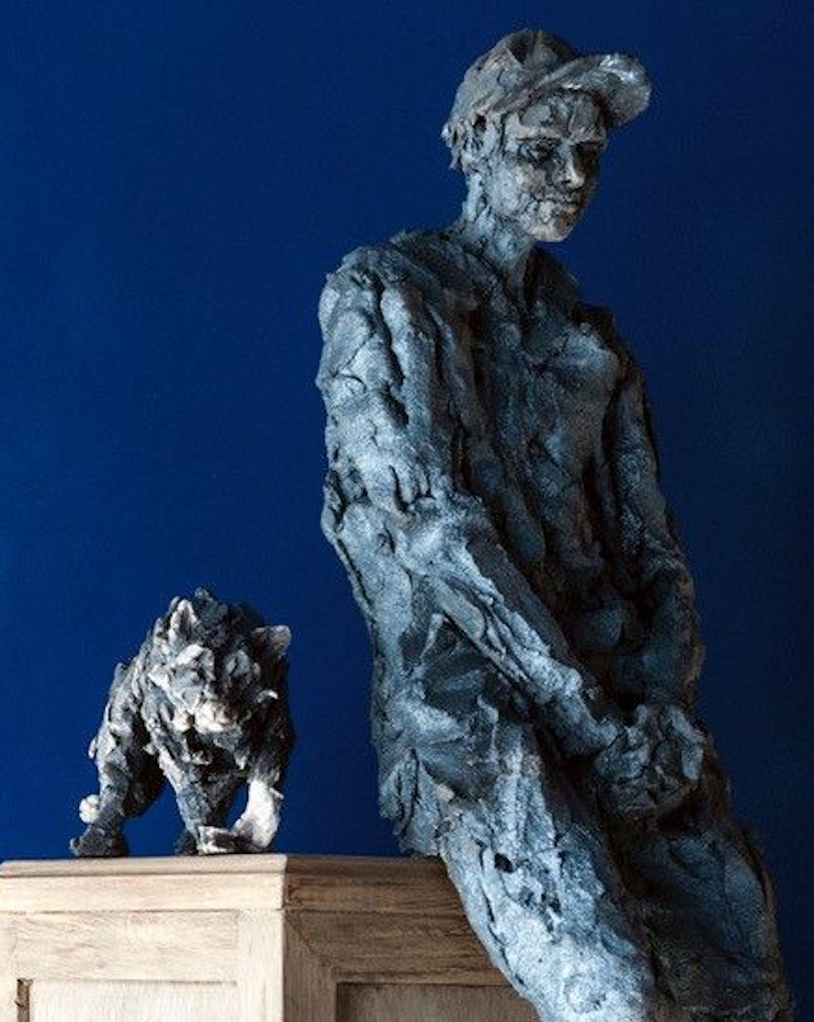 Wolf's Dream di Cécile Raynal - Ritratto di adolescente, scultura in gres, giovane in vendita 4