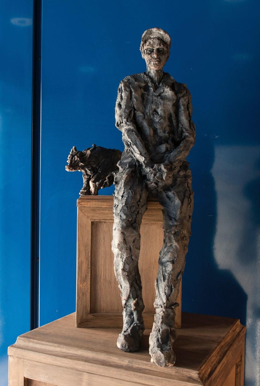 Le rêve du loup - Portrait d'un adolescent, sculpture en grès - Contemporain Sculpture par Cécile Raynal
